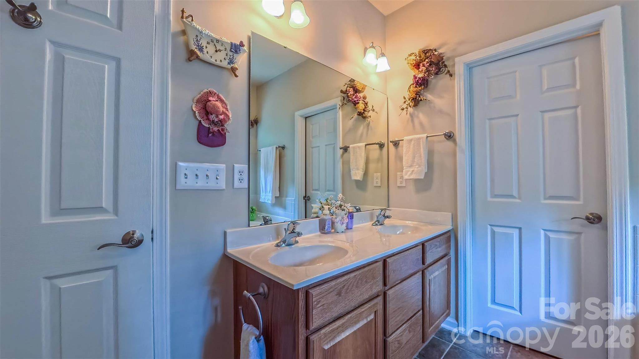 6855 Colonial Garden Drive Property Photo 23