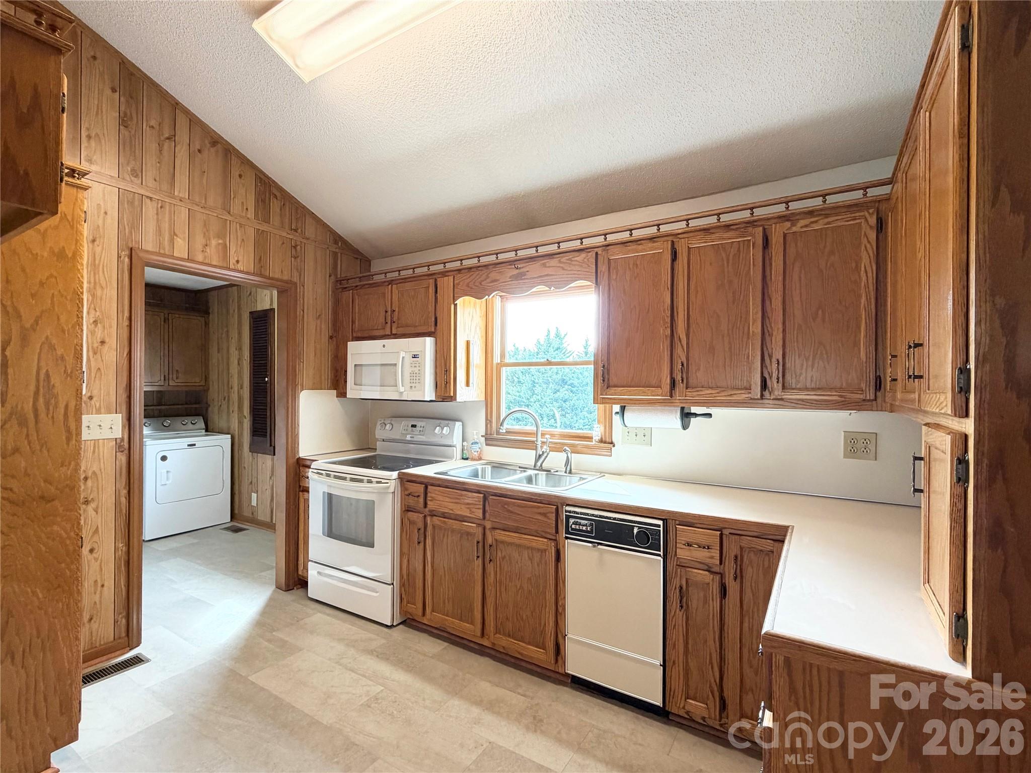1709 Acorn Avenue Property Photo 8