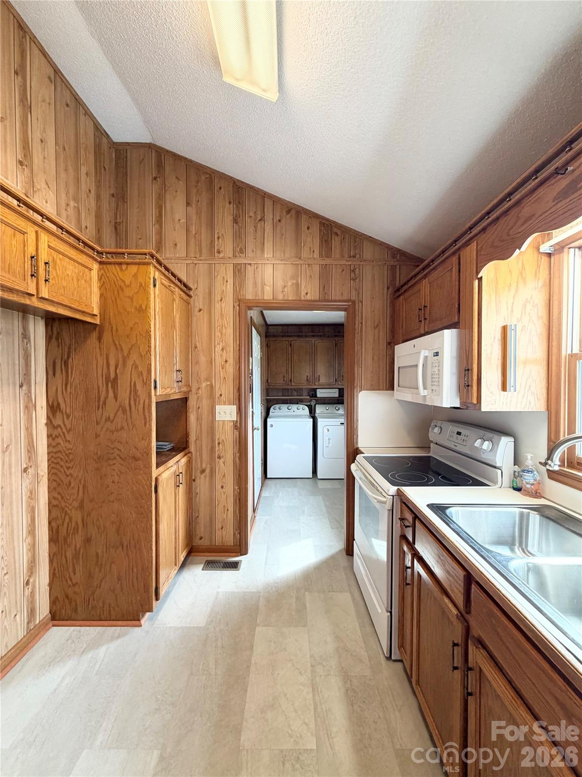 1709 Acorn Avenue Property Photo 9
