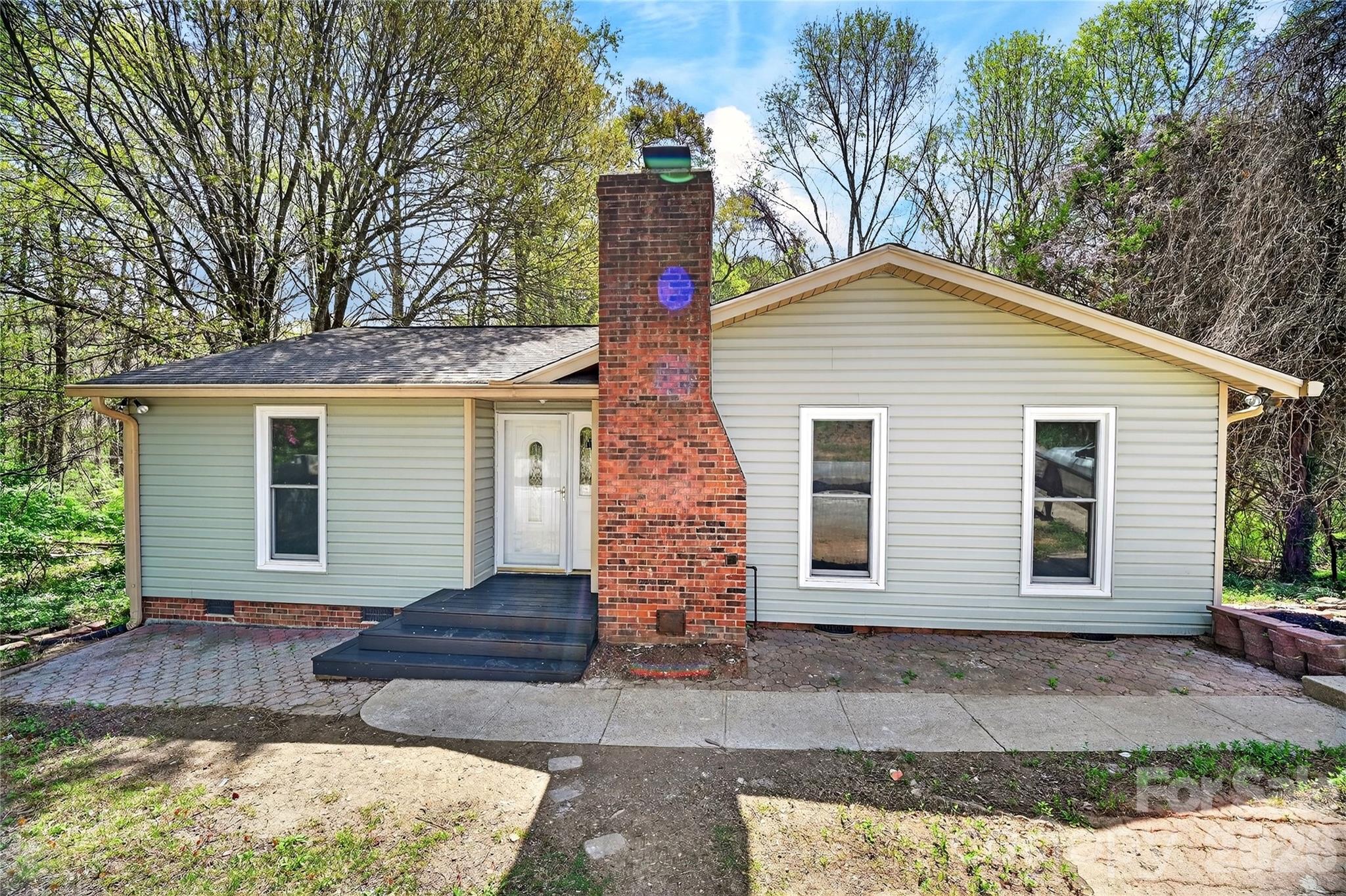 1919 Oak Hollow Road Property Photo 1