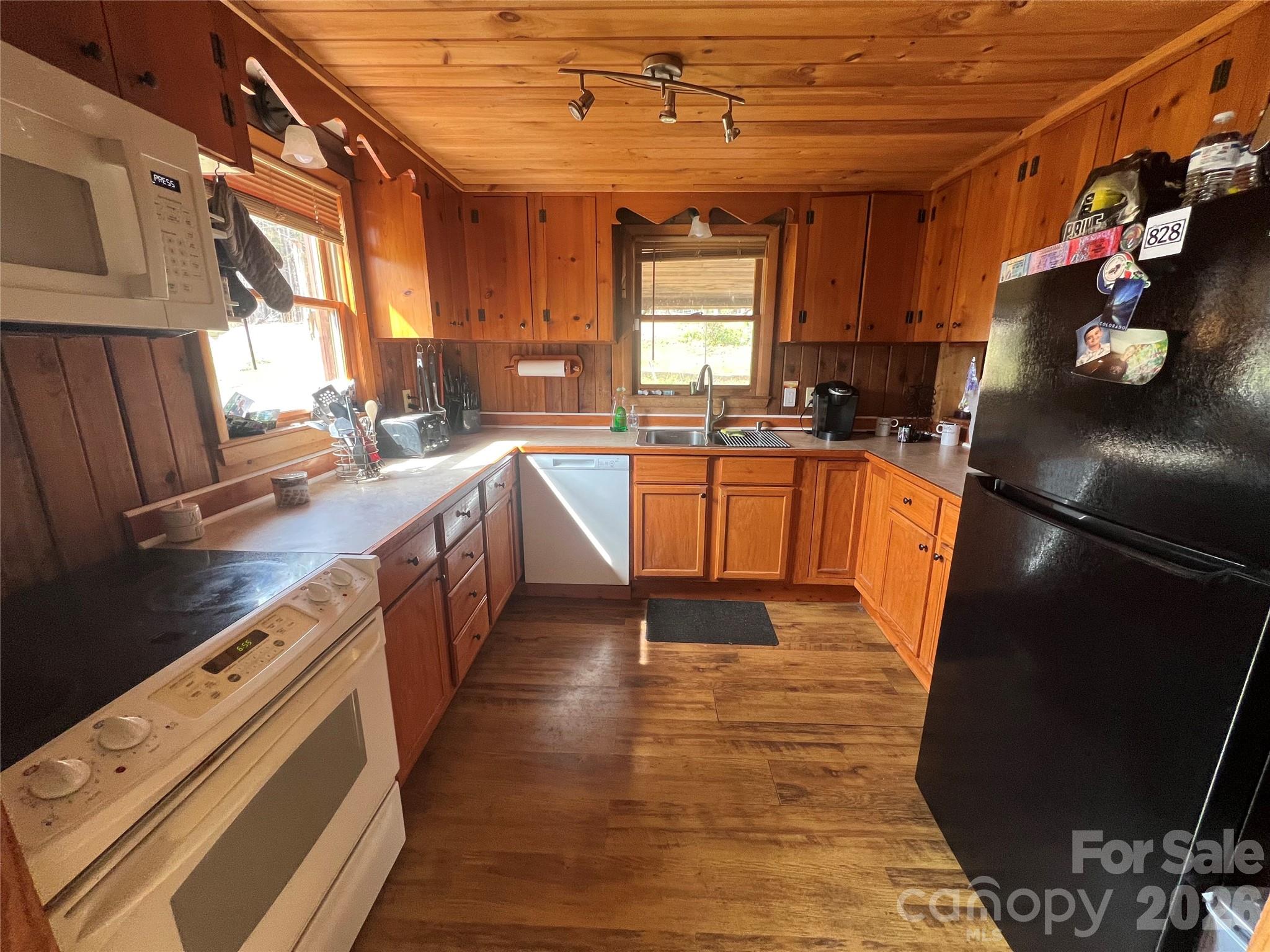 365 Hillbilly Lane Property Photo 7