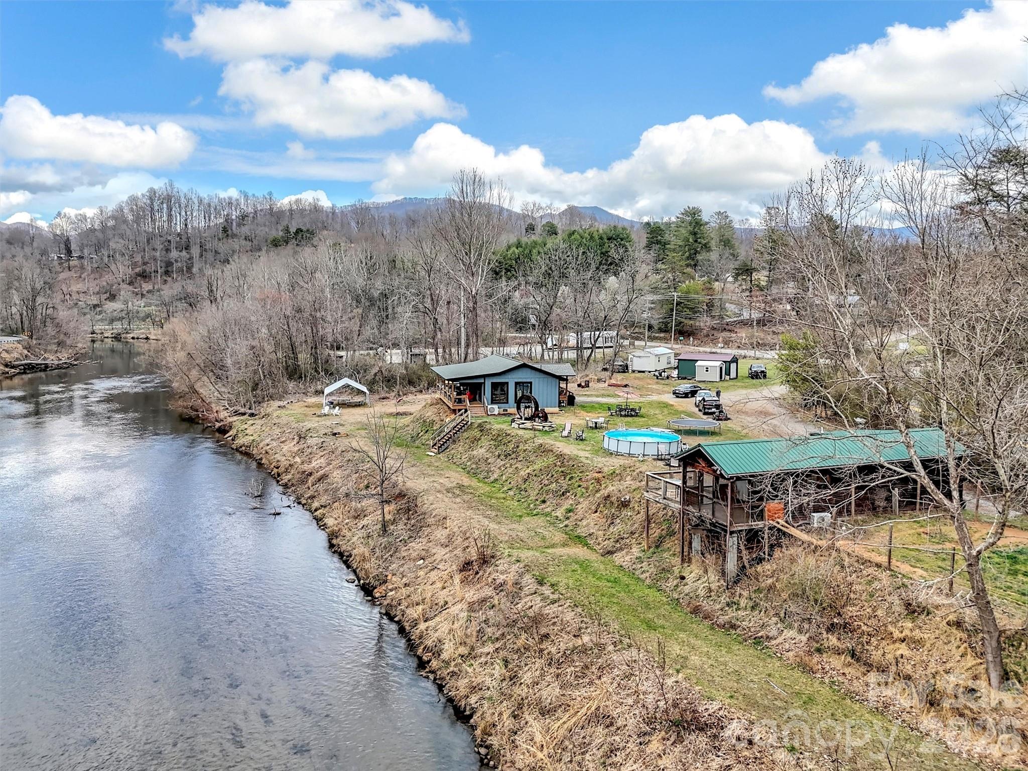 522 N River Road Property Photo 1