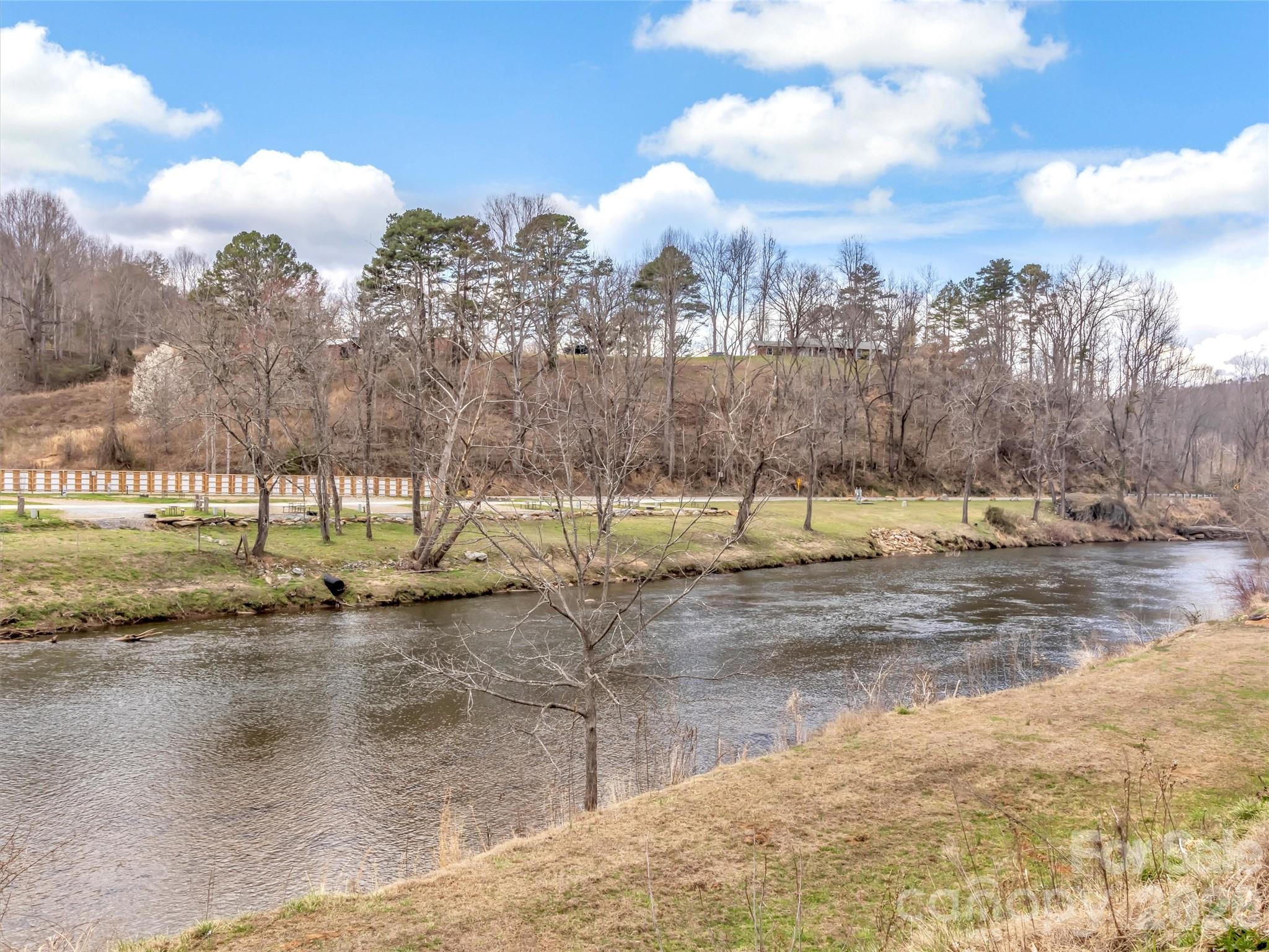 522 N River Road Property Photo 3