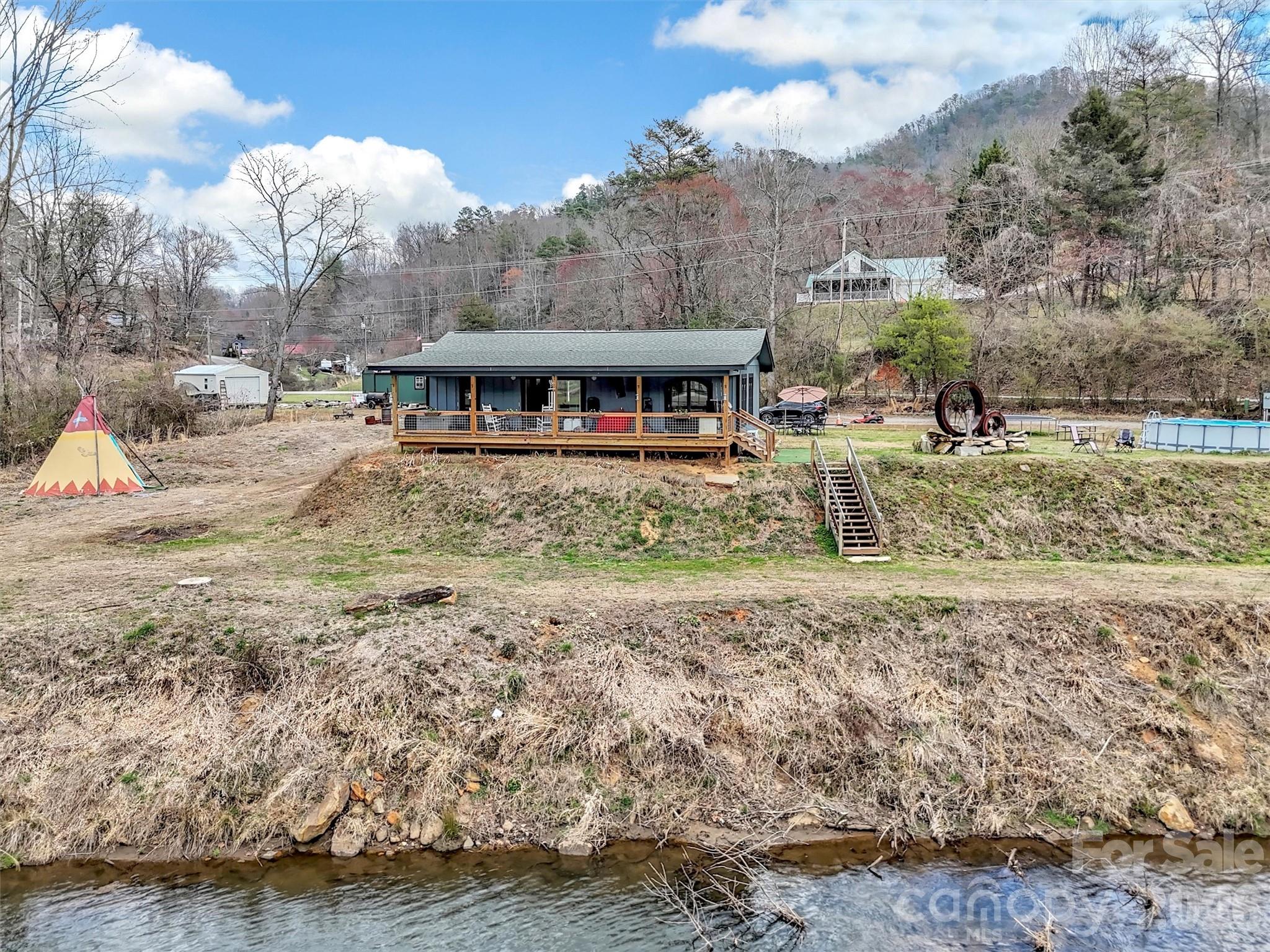 522 N River Road Property Photo 5