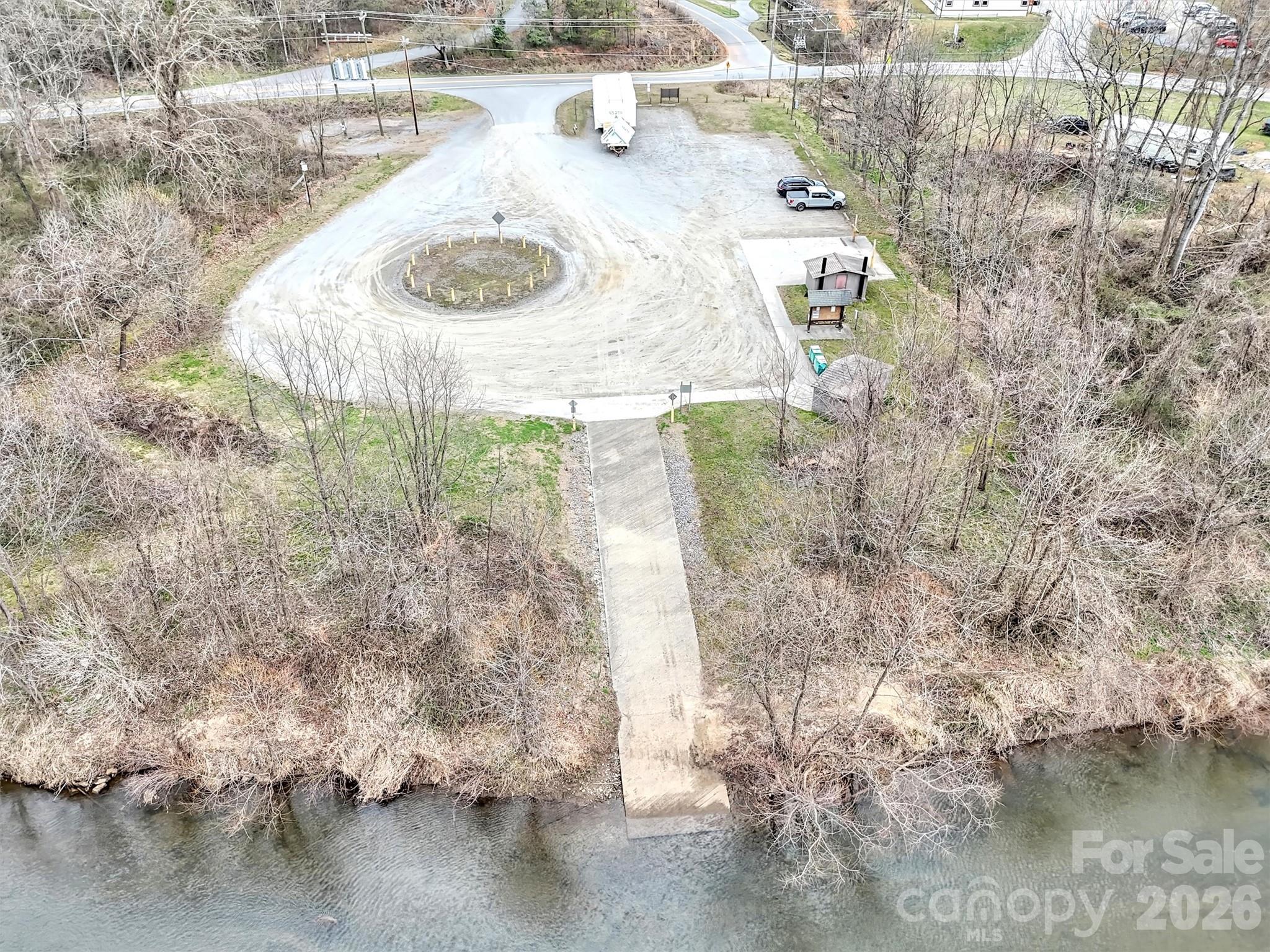 522 N River Road Property Photo 14