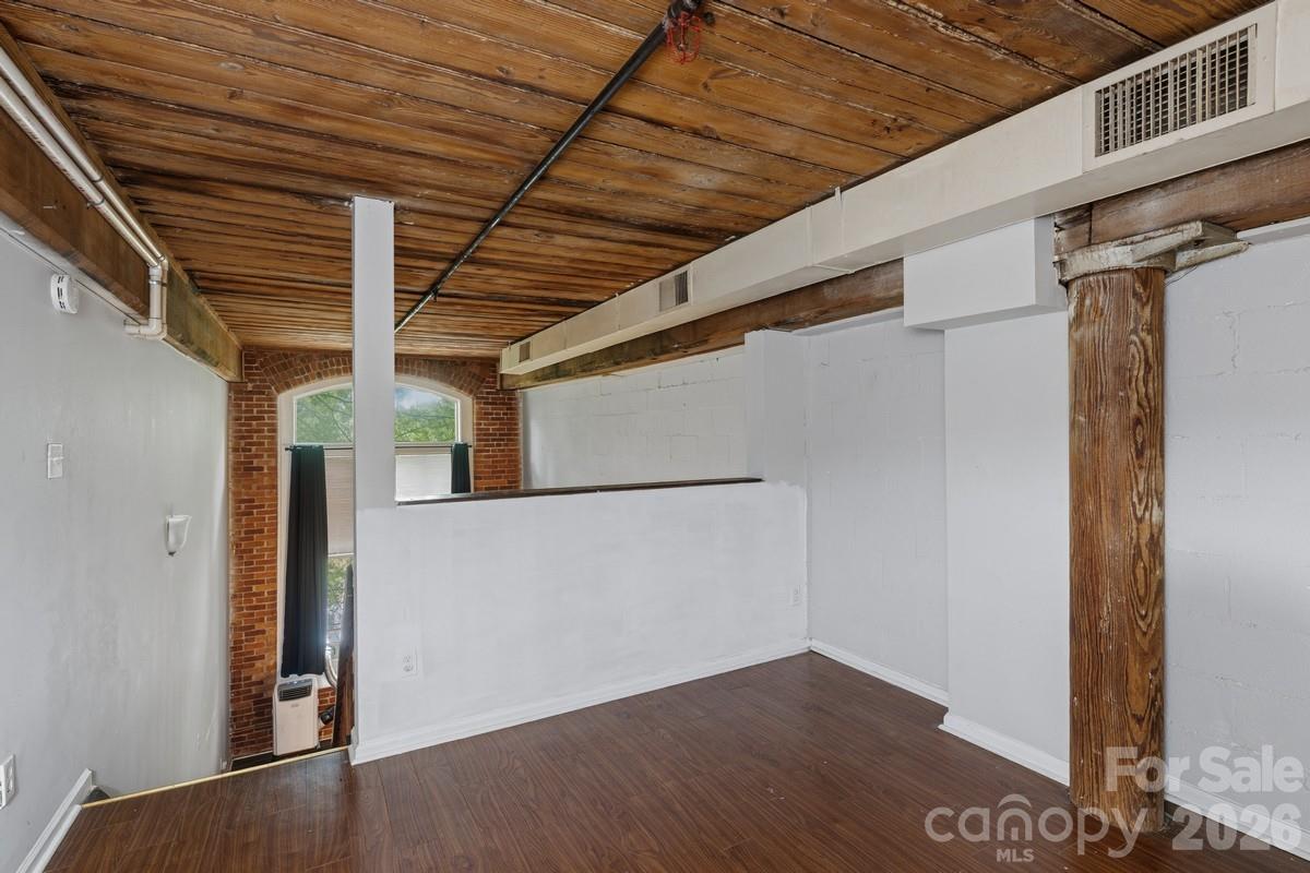 201 S Hoskins Road 219 Property Photo 16