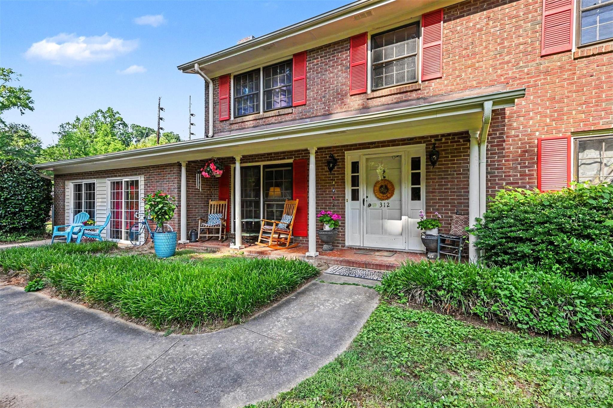 312 Windsor Drive Property Photo 3