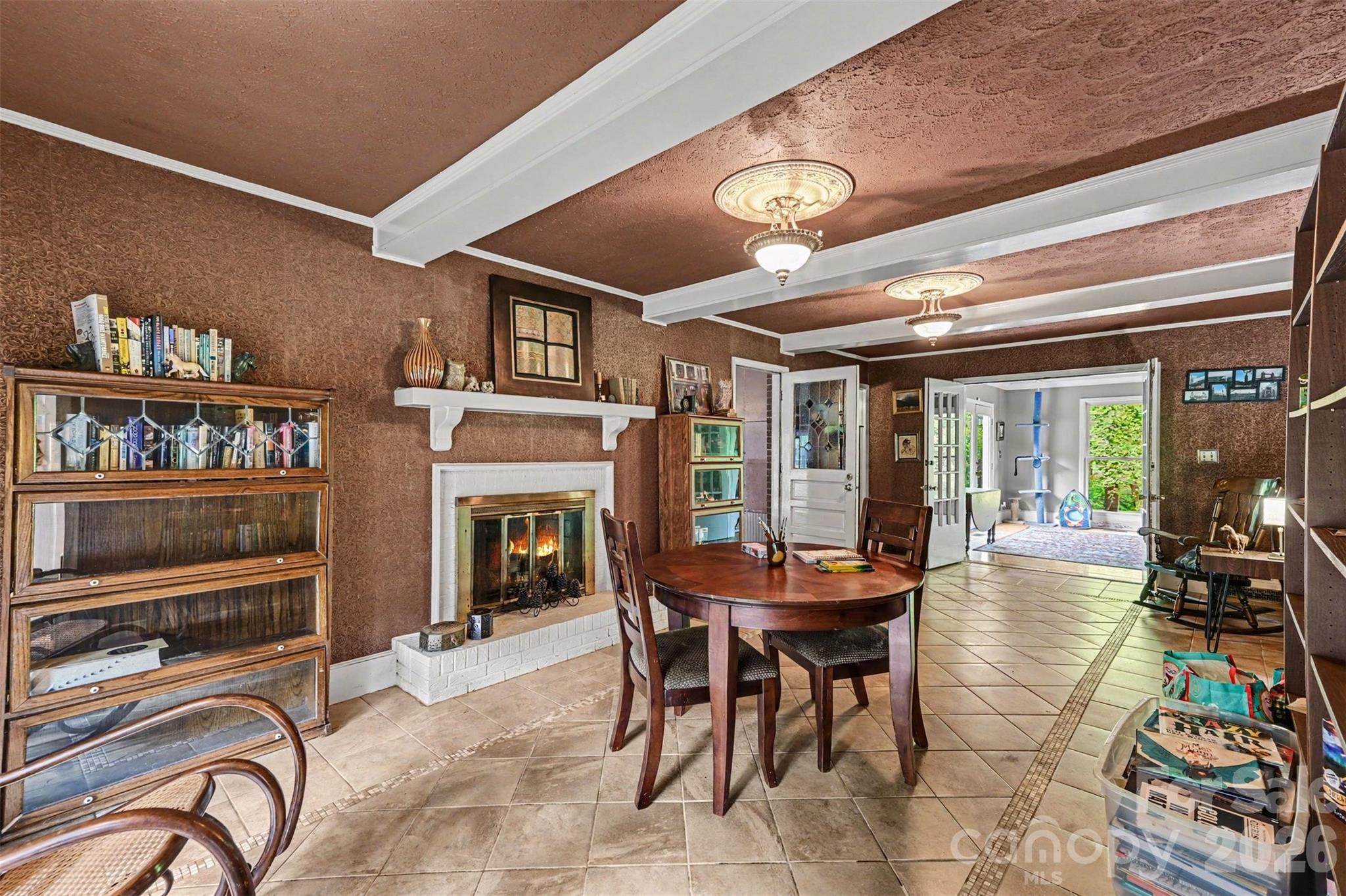 312 Windsor Drive Property Photo 7