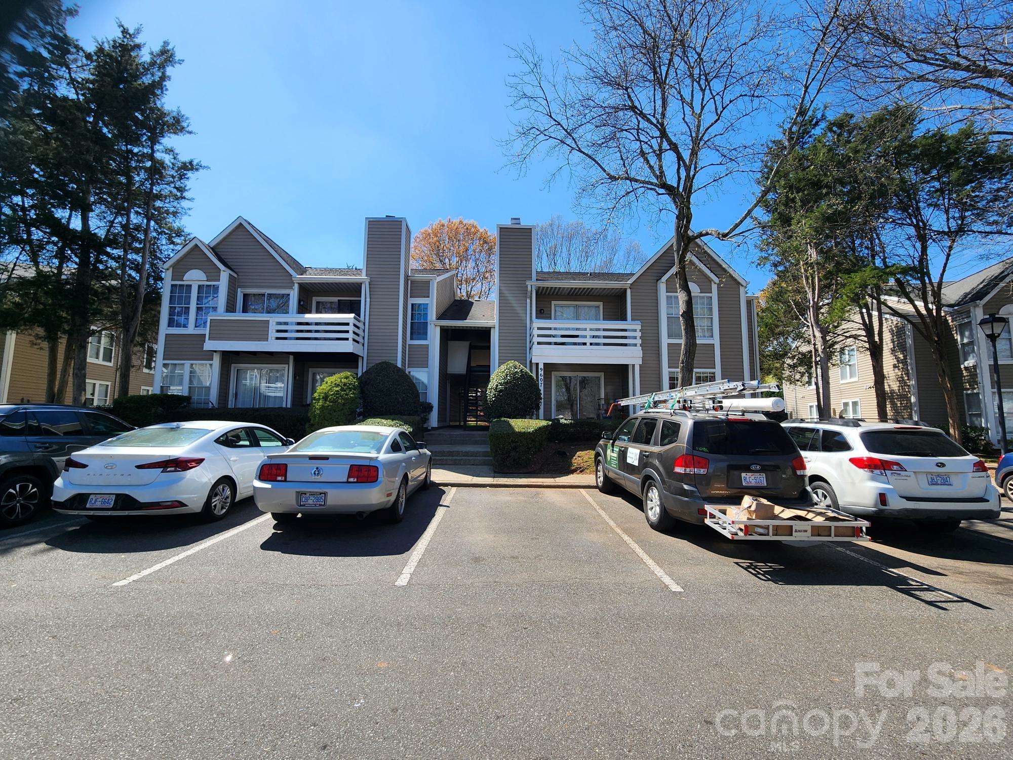 9607-G Vinca Circle Property Photo 1