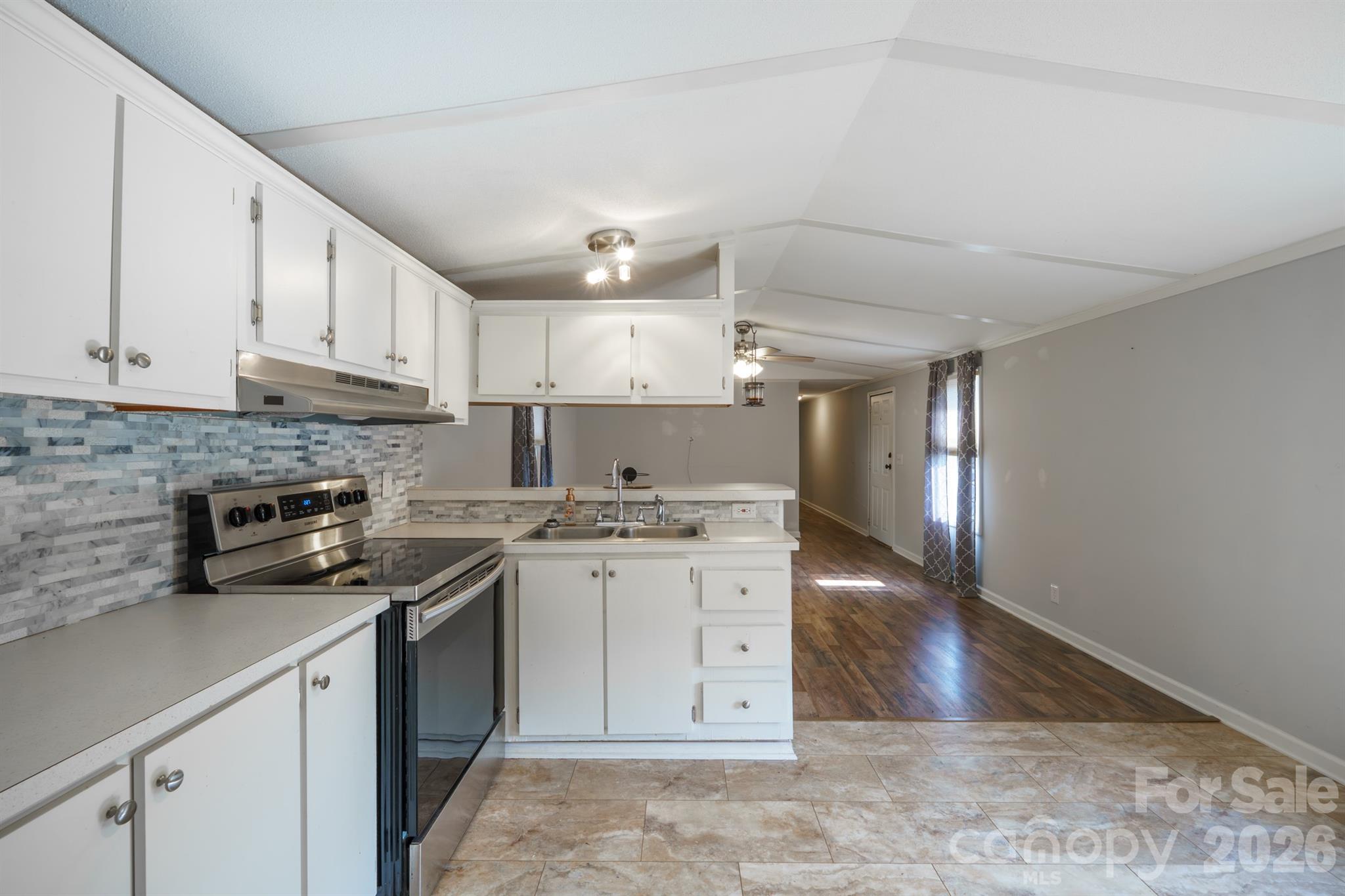 222 Summertree Drive Property Photo 3