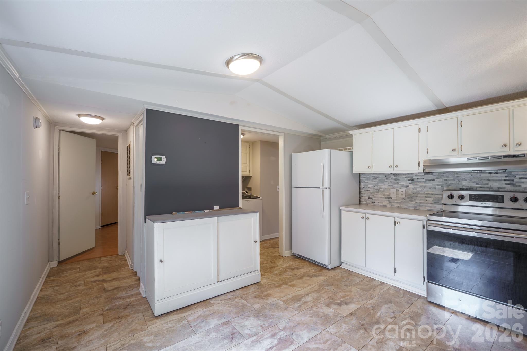 222 Summertree Drive Property Photo 4