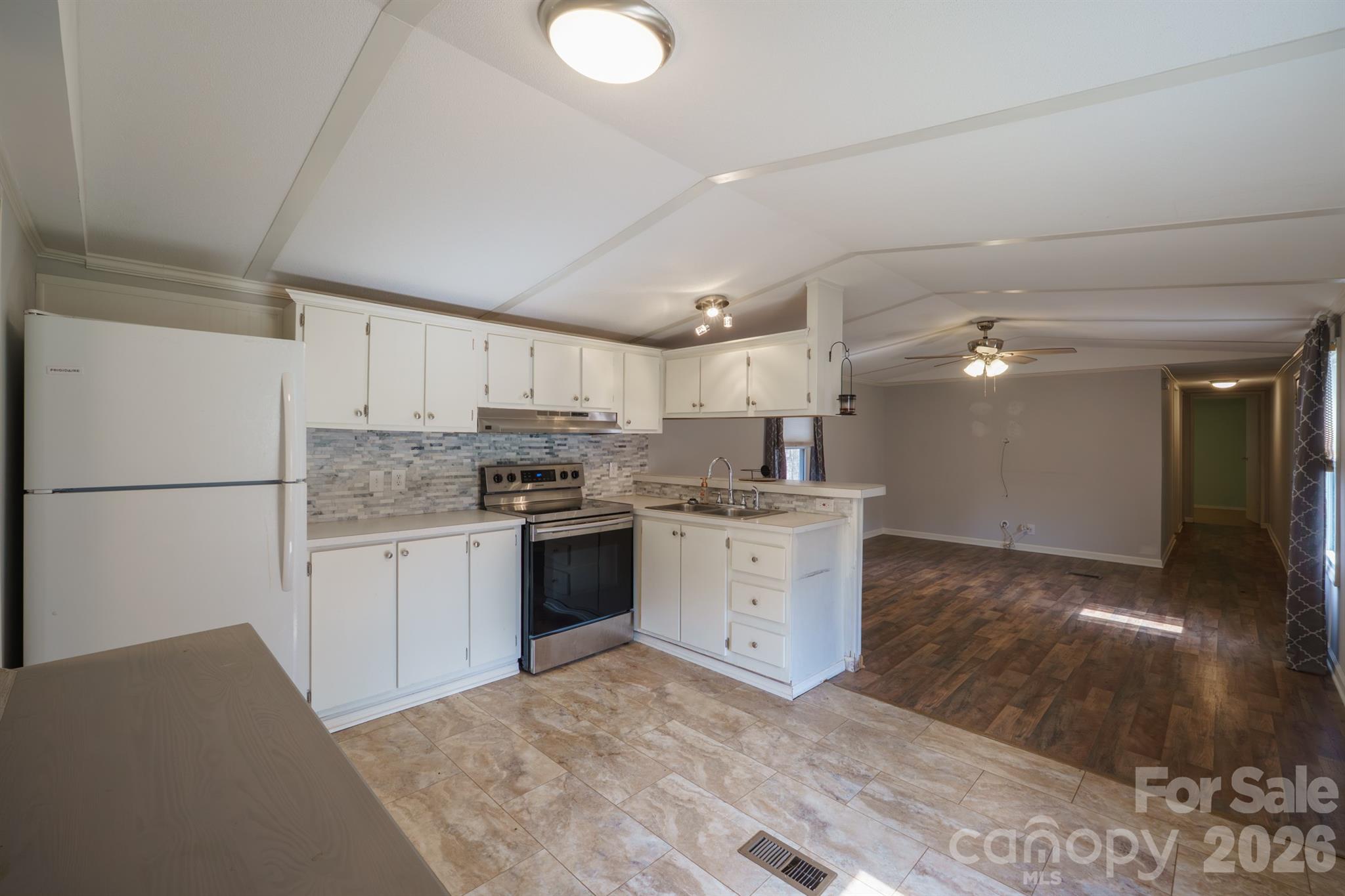222 Summertree Drive Property Photo 6