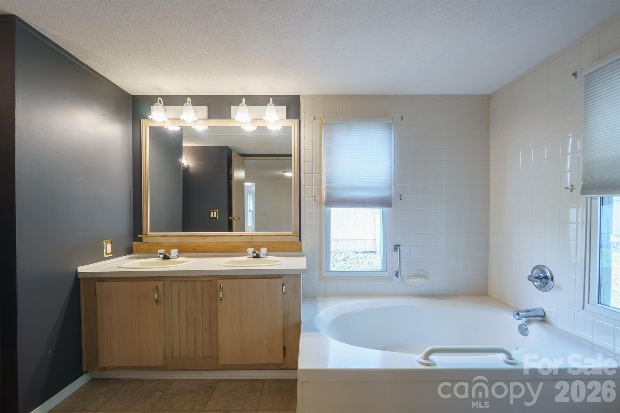 222 Summertree Drive Property Photo 8