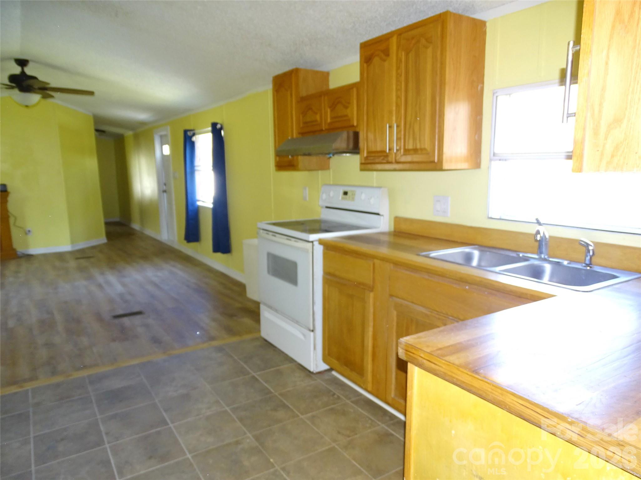 453 Riverview Lane Property Photo 4