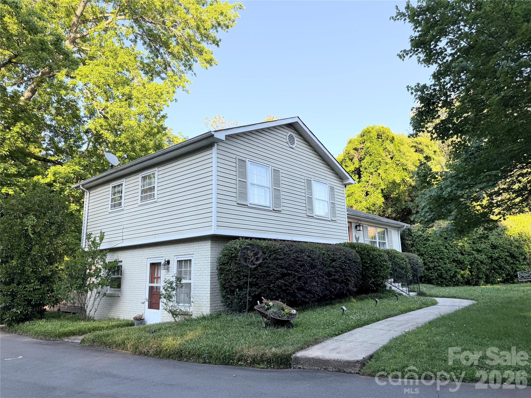 6701 Rugby Lane Property Photo 3