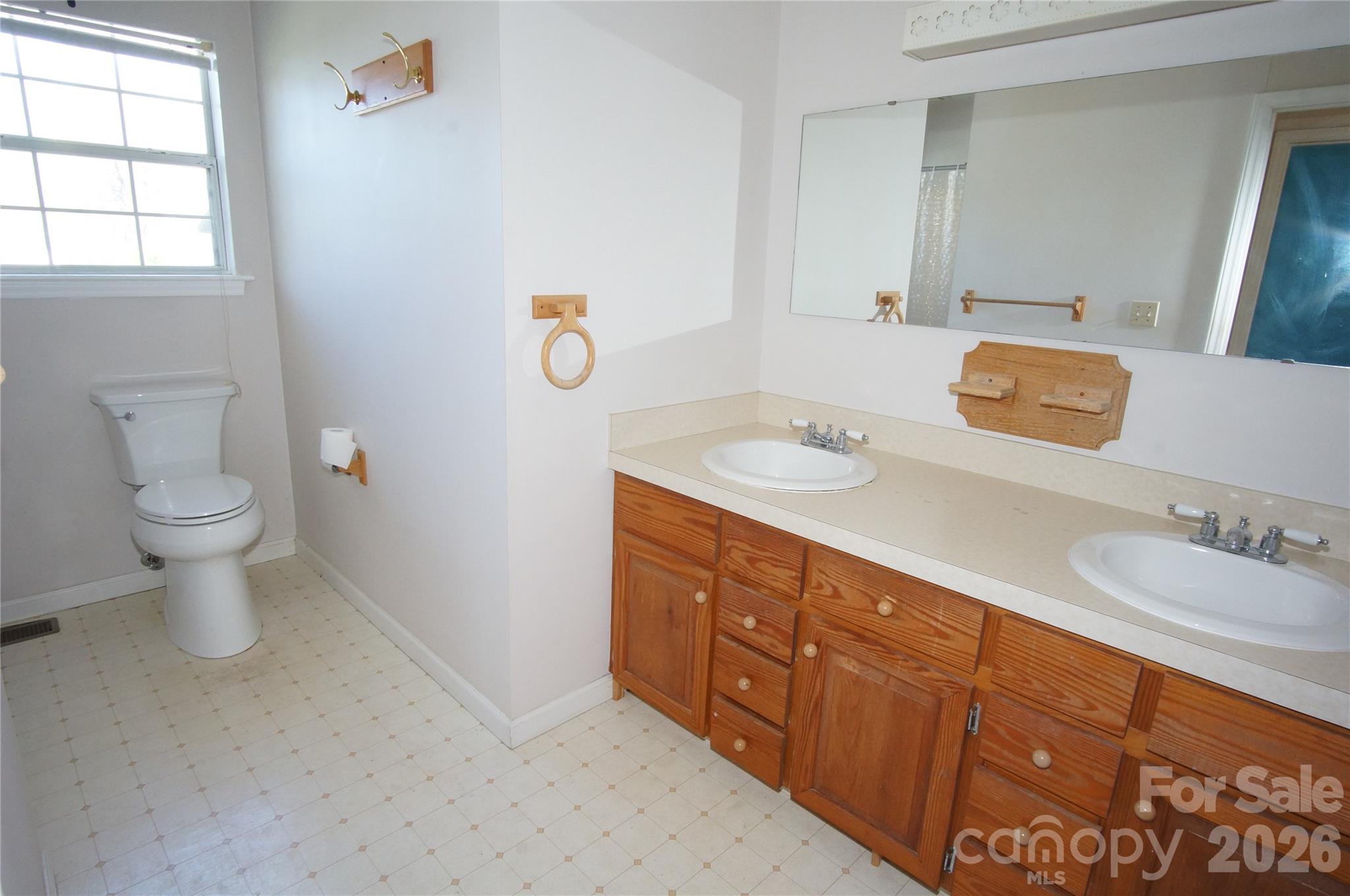 615 Hillcrest Street Property Photo 7