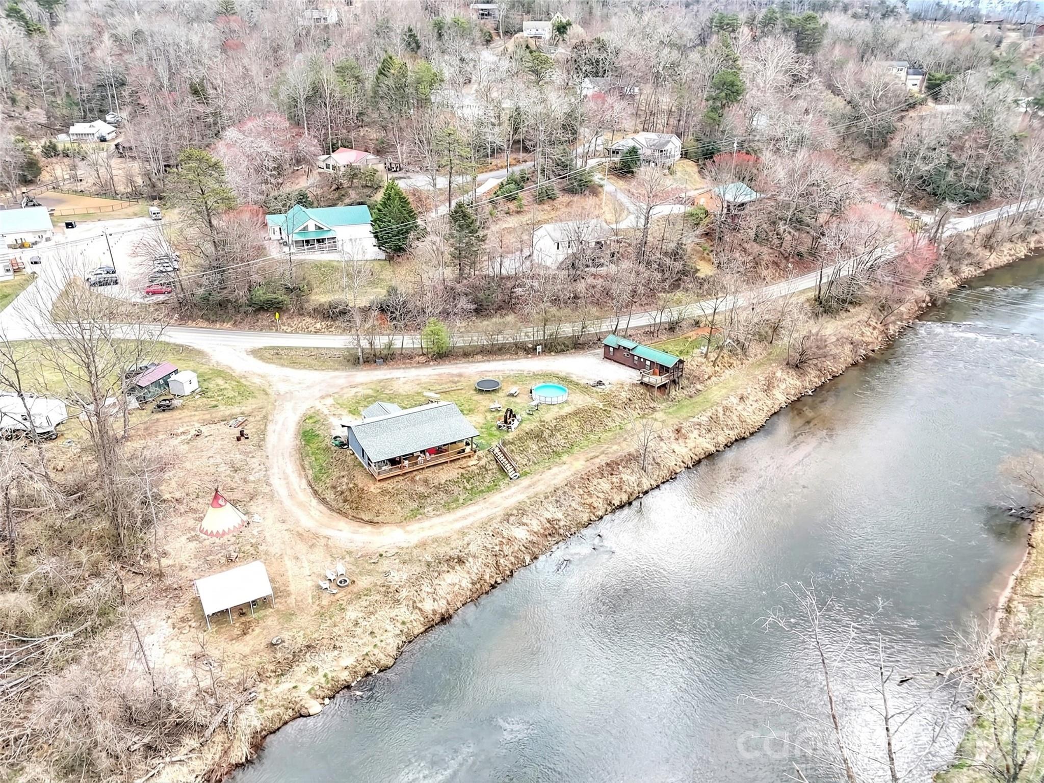 522 N River Road Property Photo 1