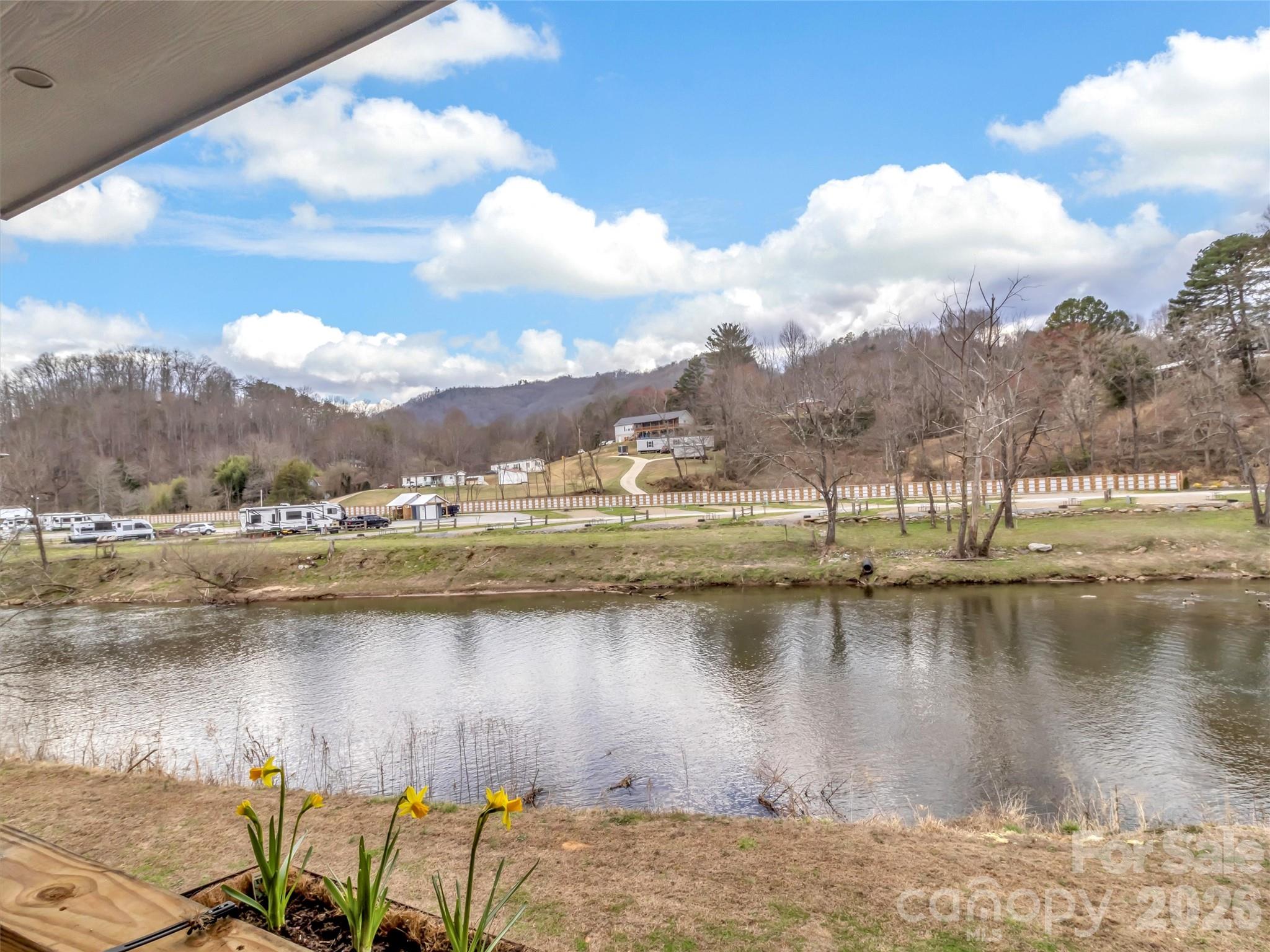 522 N River Road Property Photo 8