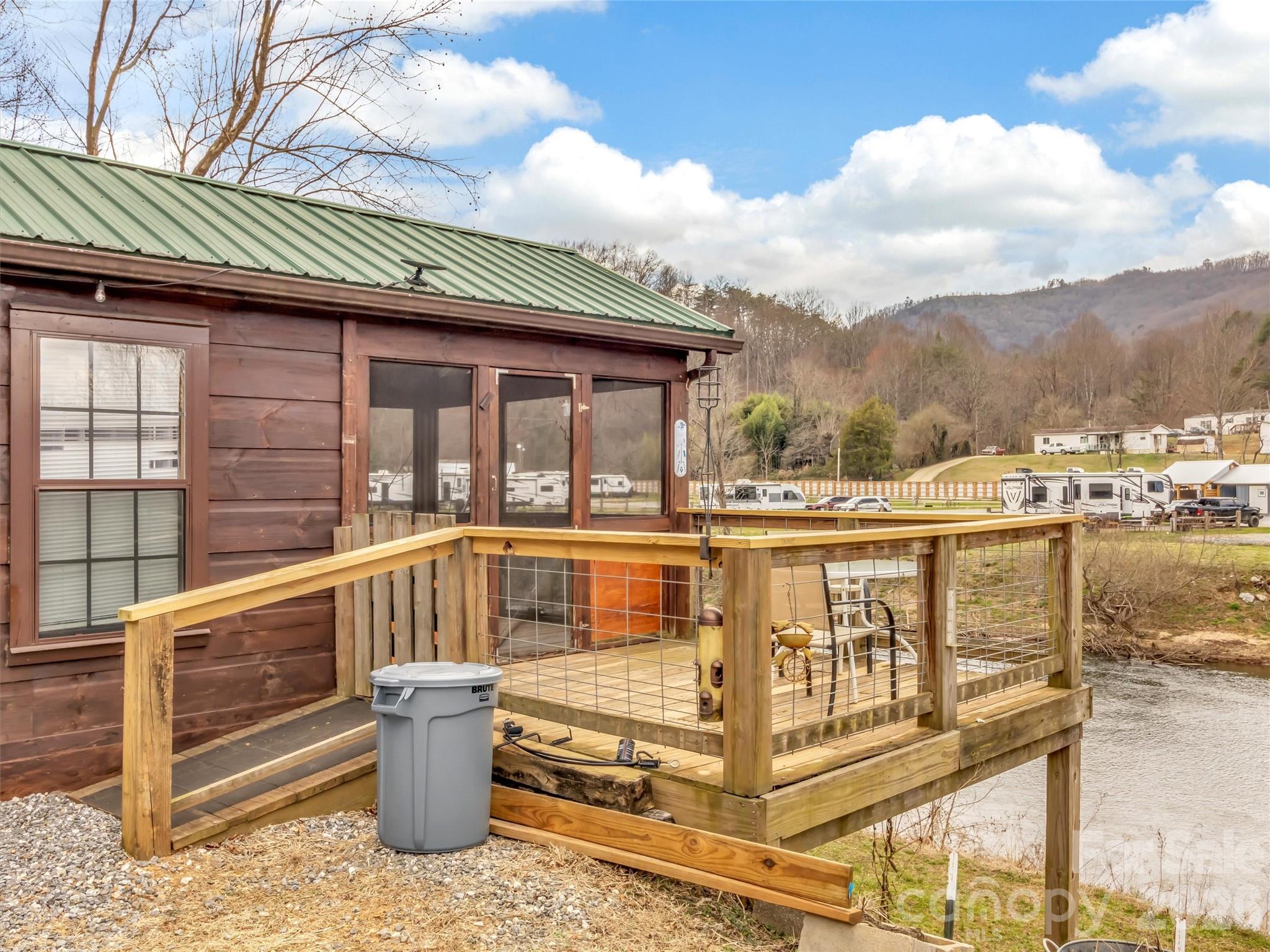 522 N River Road Property Photo 27