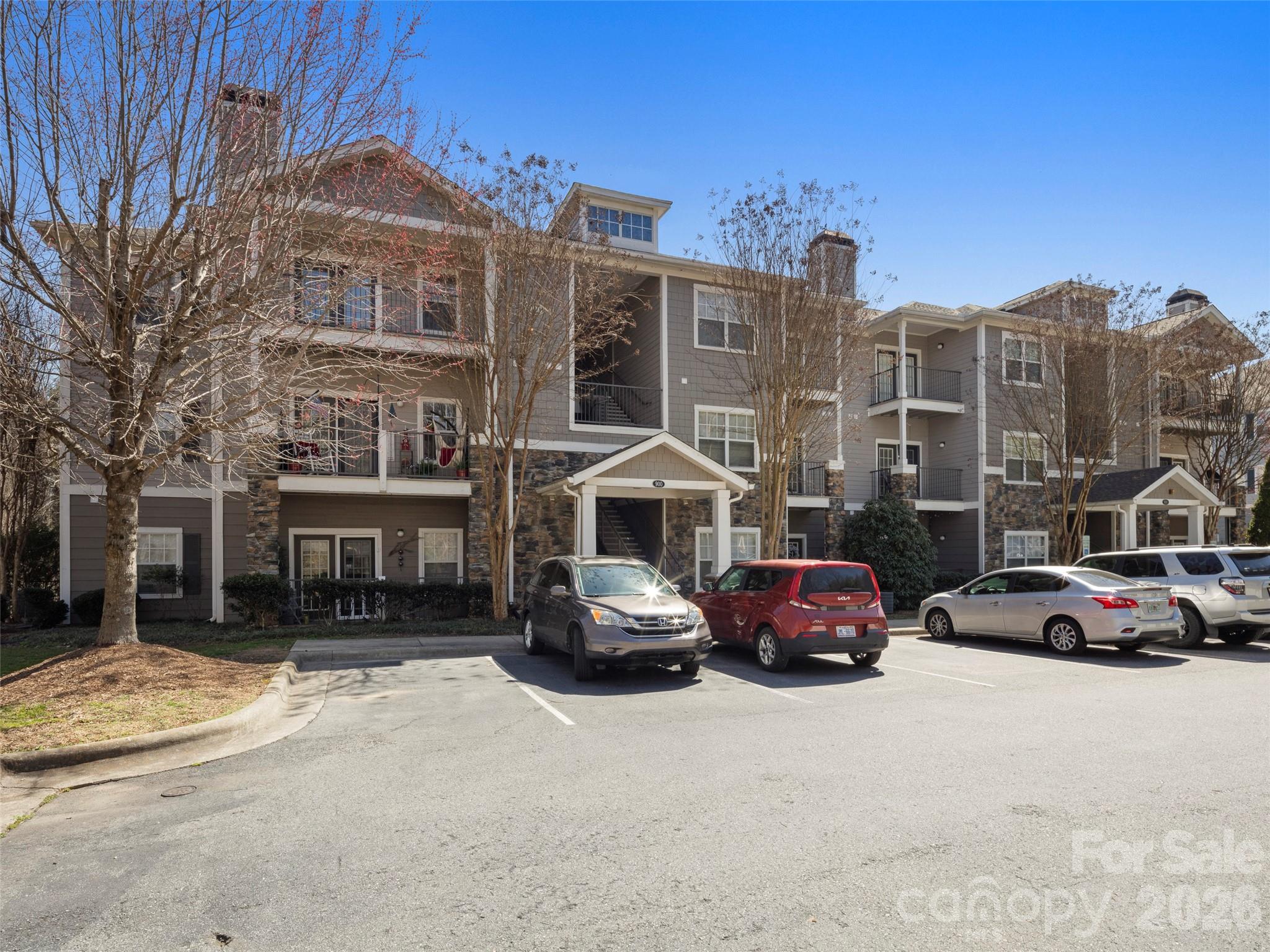 900 Vista Lake Drive 208 Property Photo 1