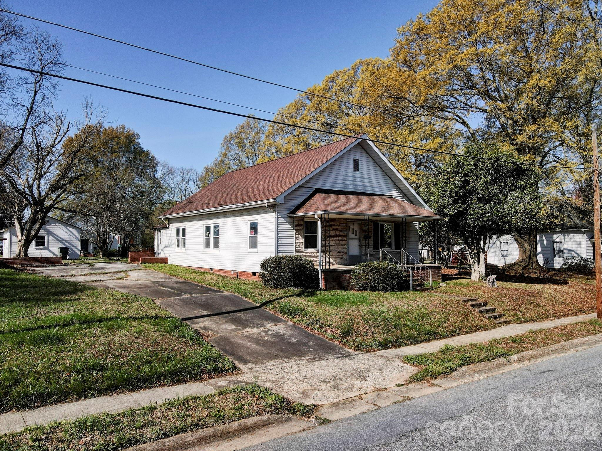 224 W Mills Avenue Property Photo 1