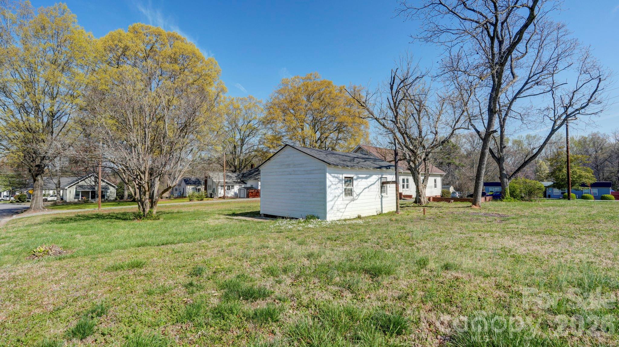 224 W Mills Avenue Property Photo 19