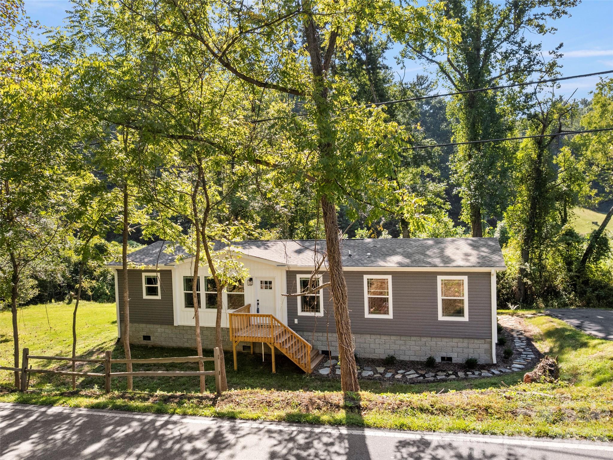 2095 Emmas Grove Road Property Photo 2