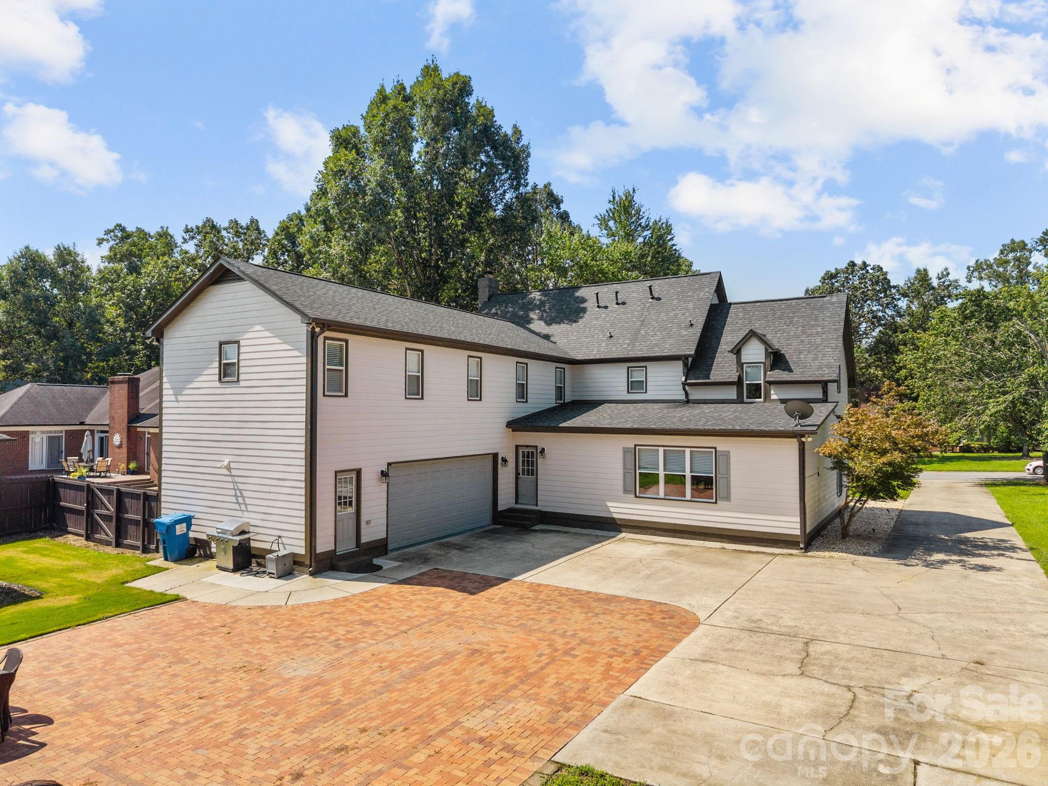 908 Woodhurst Drive Property Photo 3