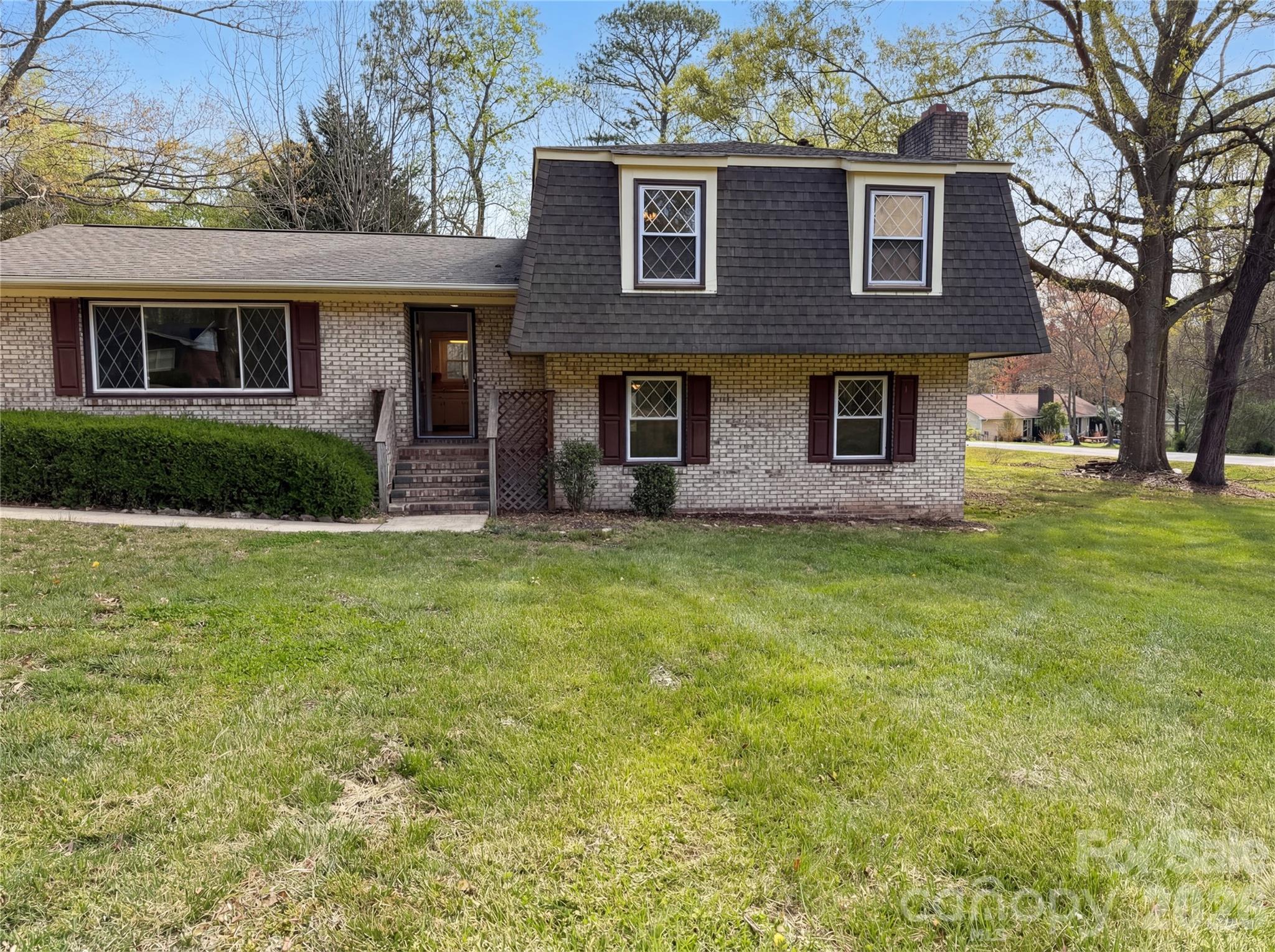 121 Pelham Lane Property Photo 1