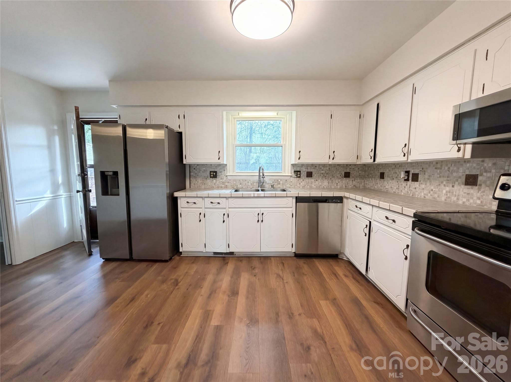 121 Pelham Lane Property Photo 2