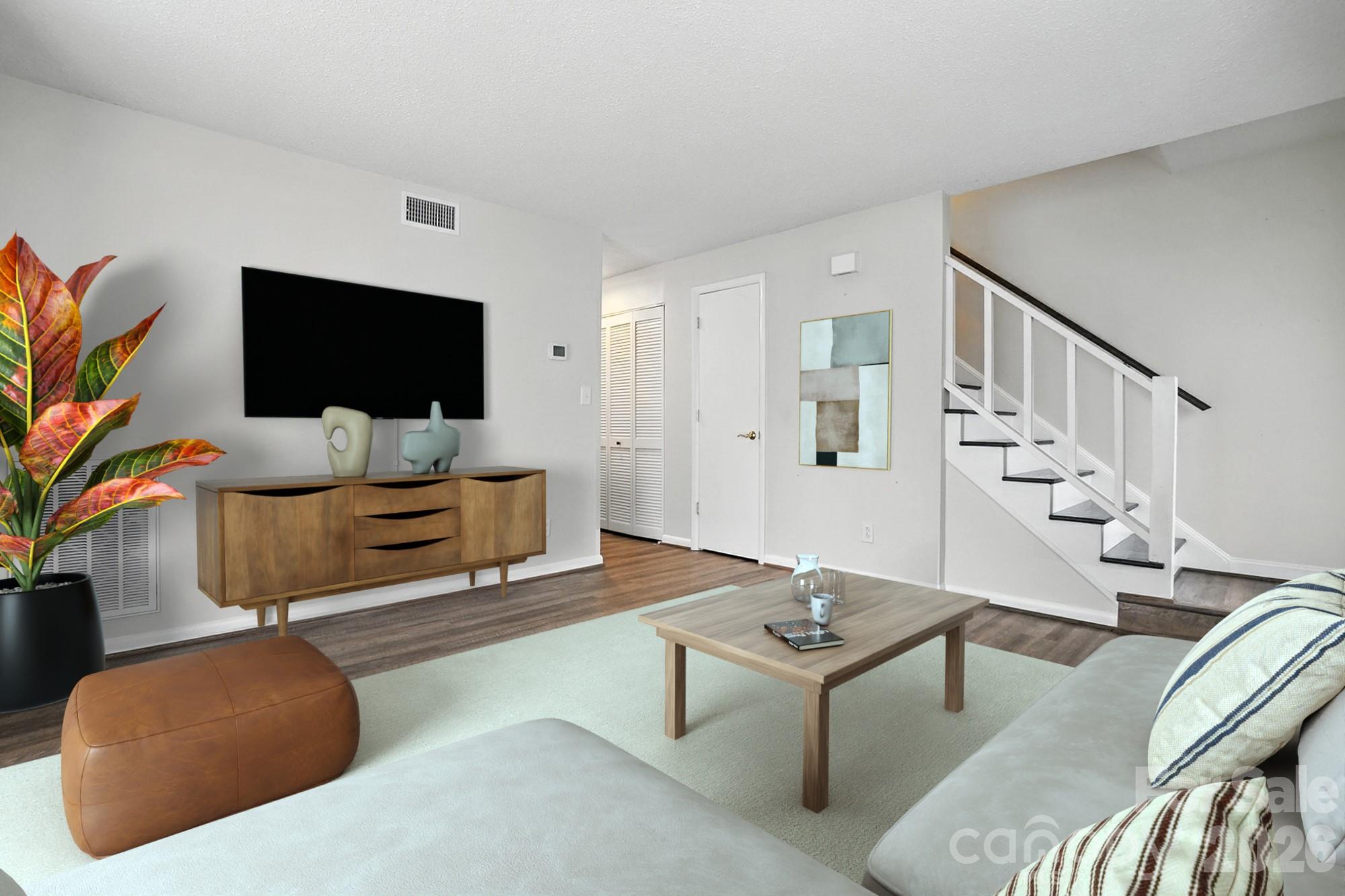 1101 Surry Lane Property Photo 3