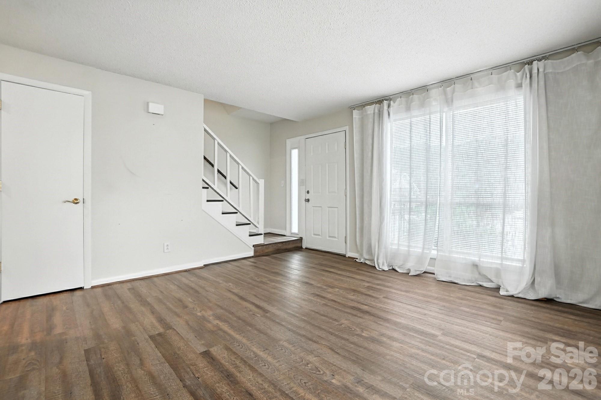 1101 Surry Lane Property Photo 6