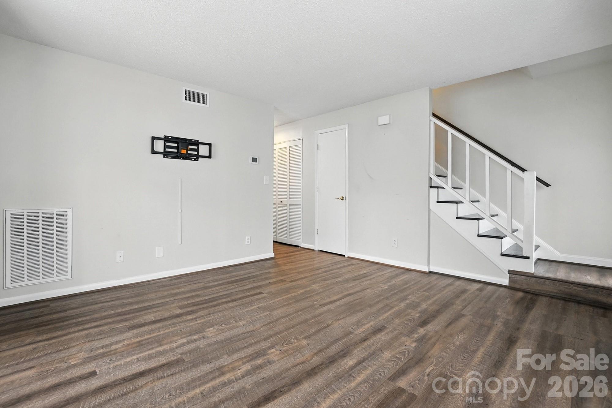 1101 Surry Lane Property Photo 7