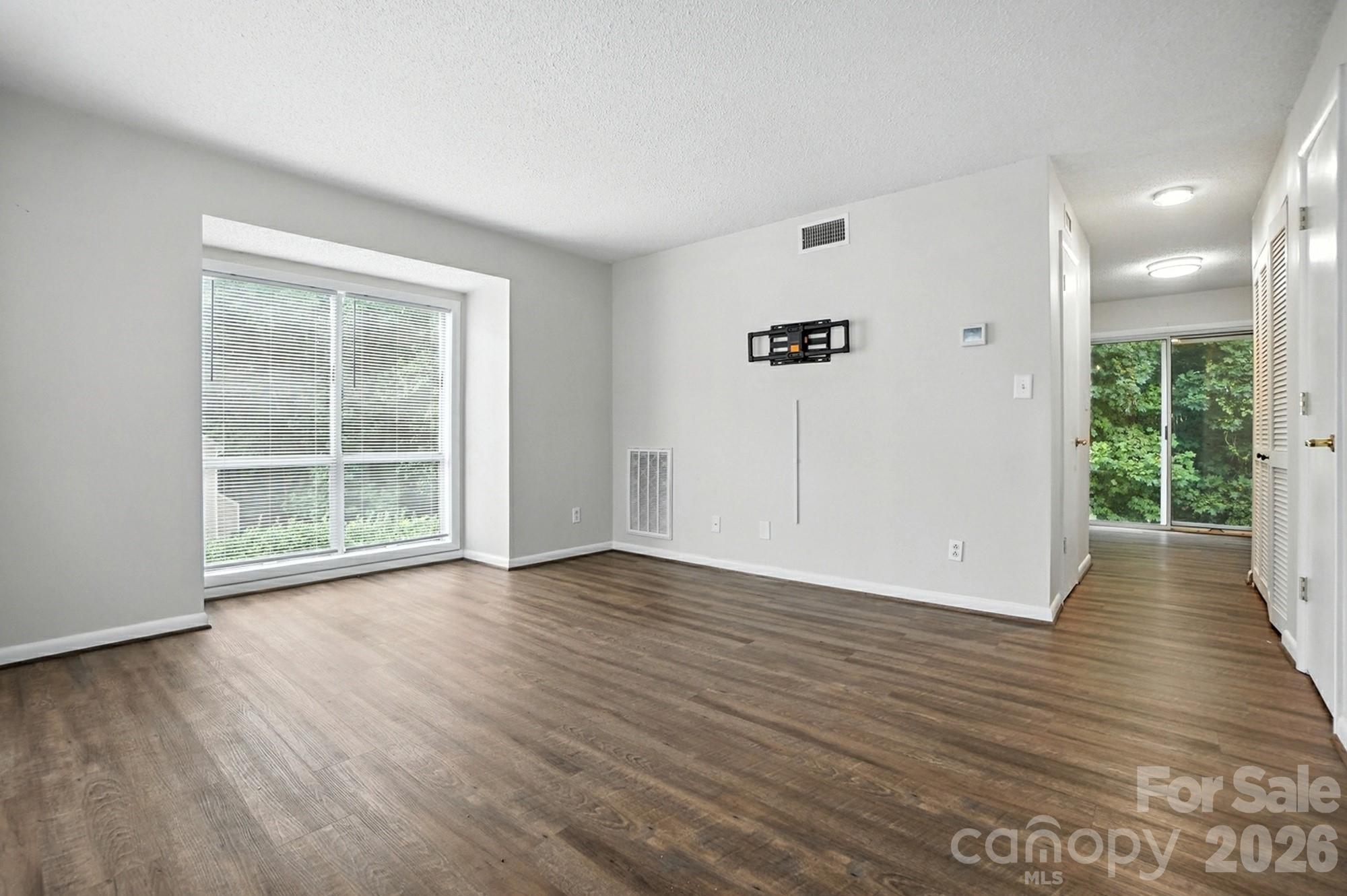 1101 Surry Lane Property Photo 8