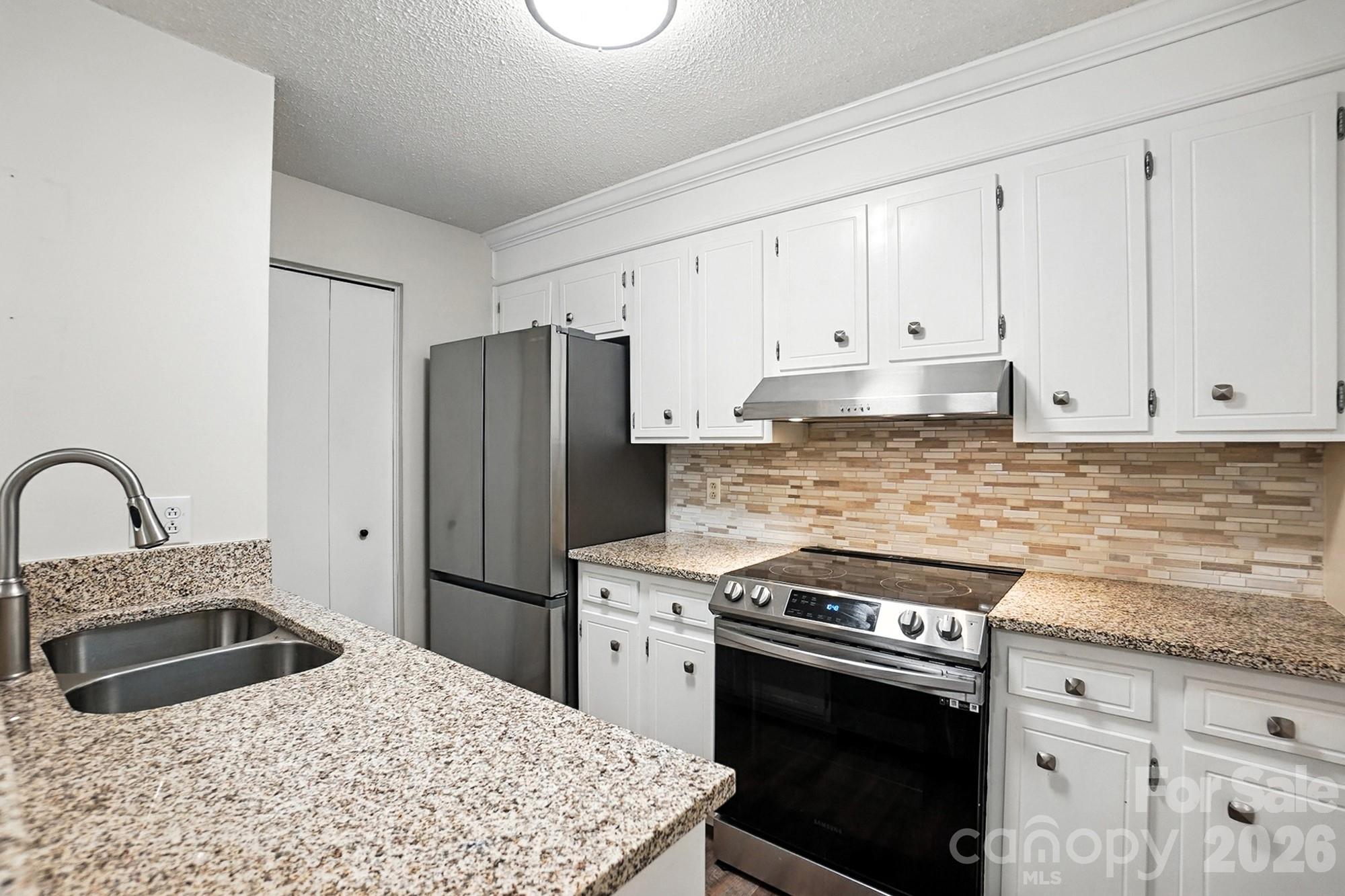 1101 Surry Lane Property Photo 11