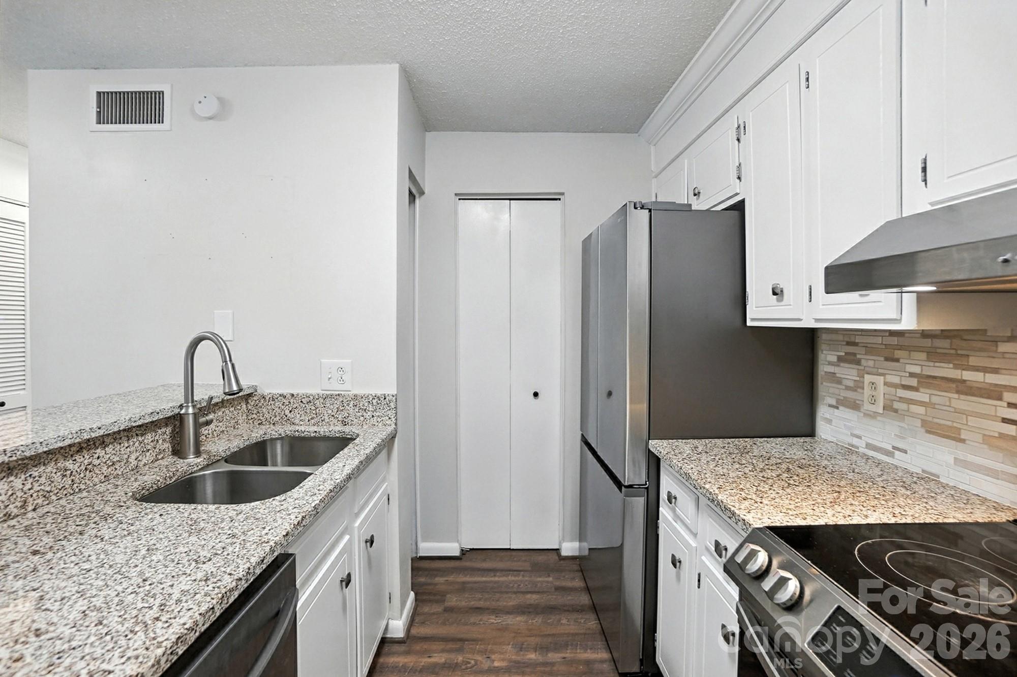 1101 Surry Lane Property Photo 12