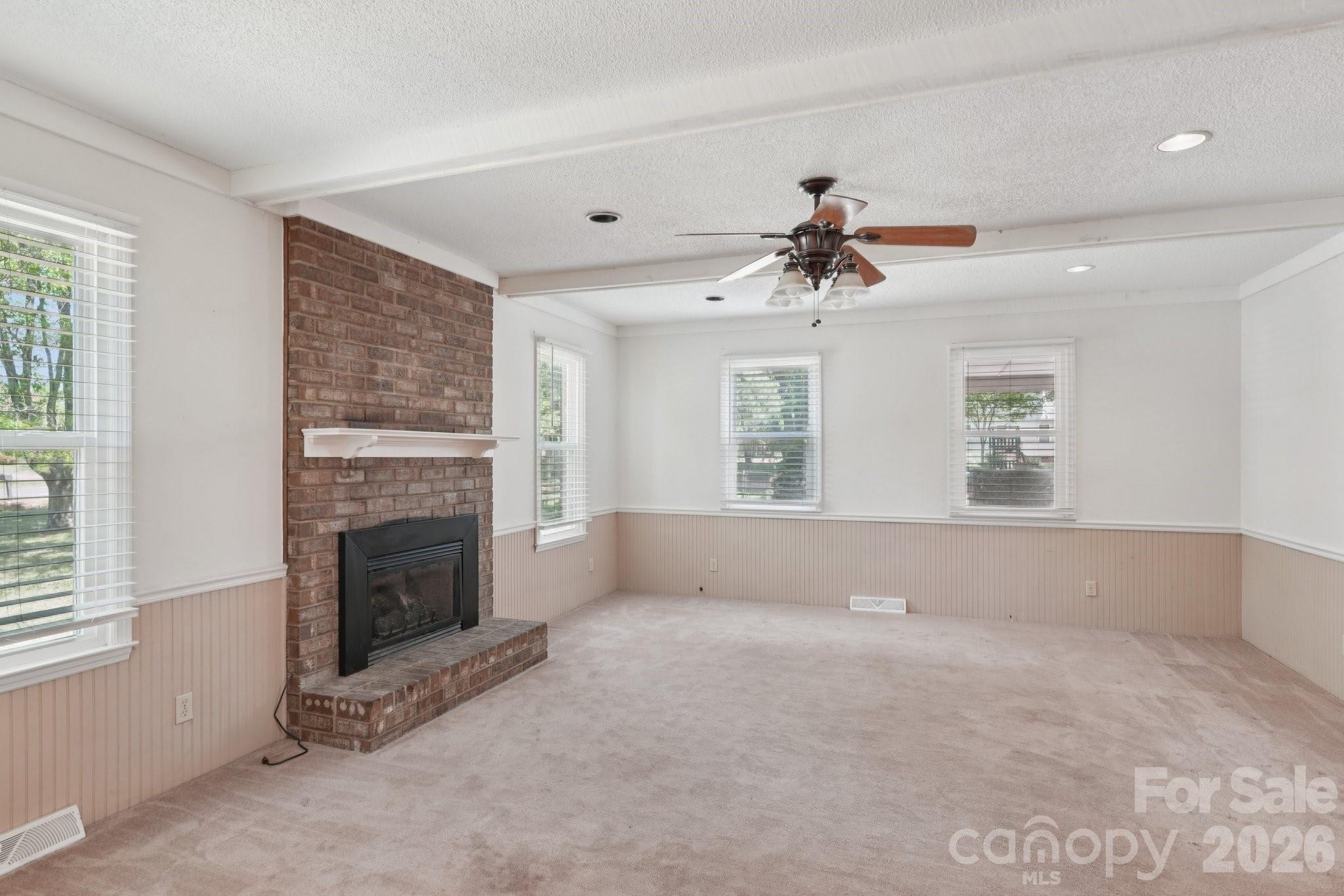 1011 Robin Lane Property Photo 4