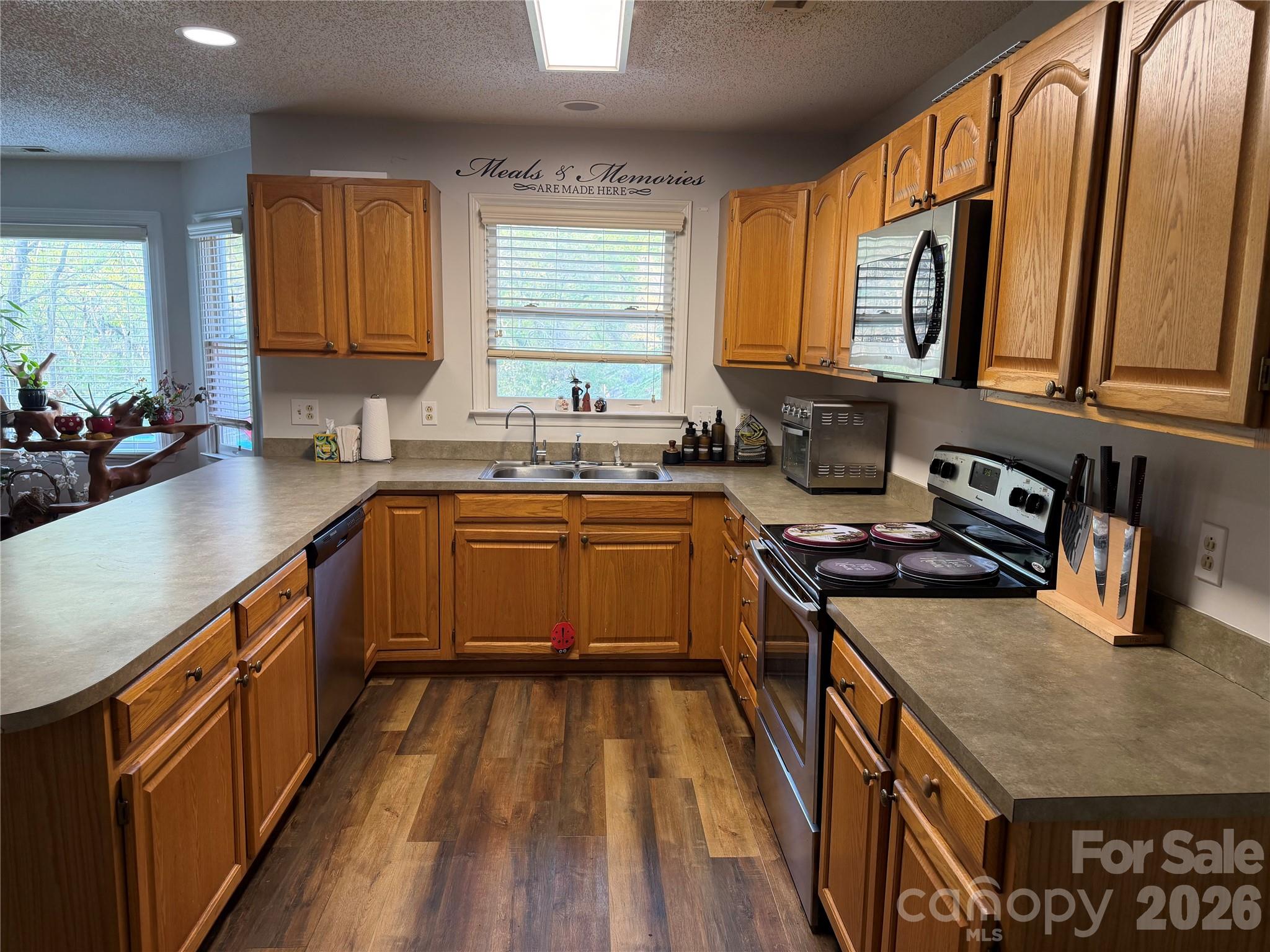 7004 Forest Hills Drive Property Photo 4