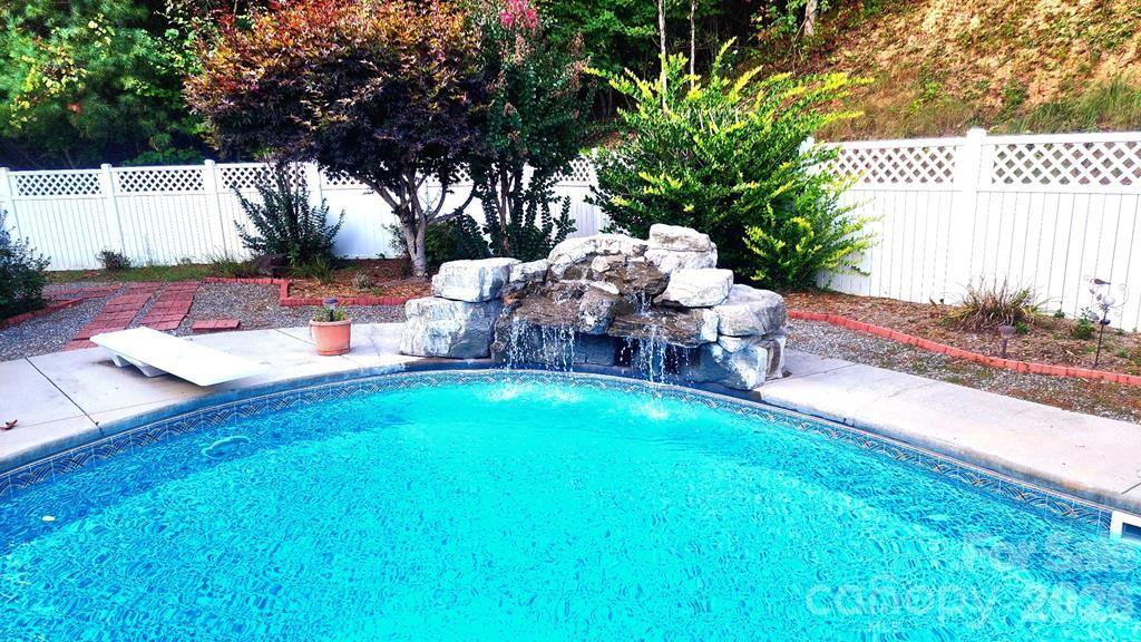 112 Hawks Nest Ridge Property Photo 4