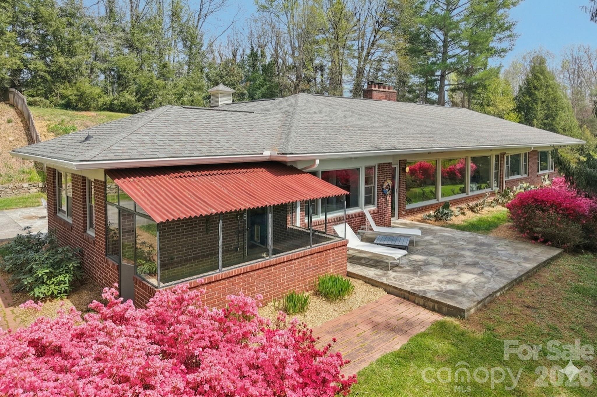 80 Sunset Drive Property Photo 1