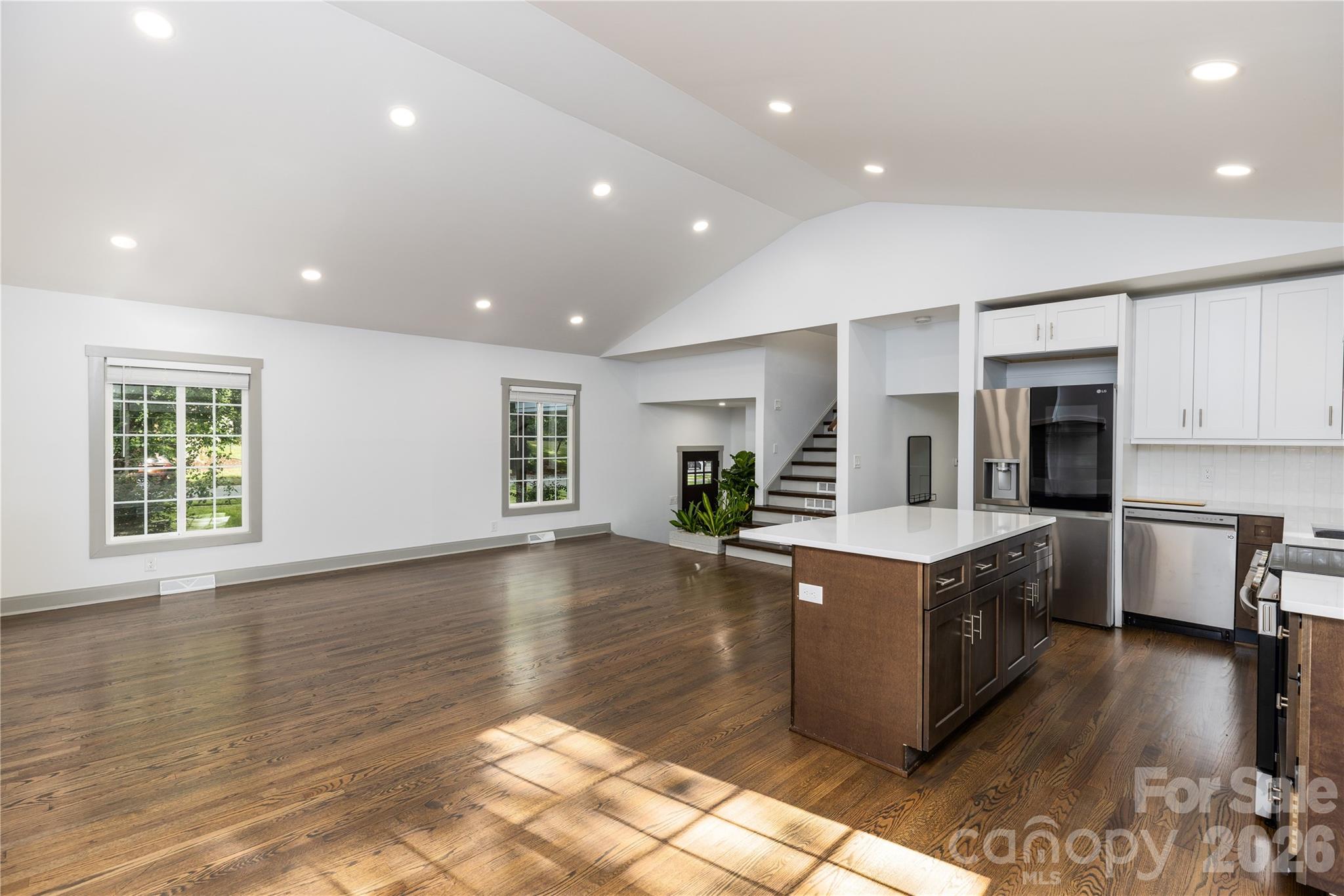 6721 Knightswood Drive Property Photo 2