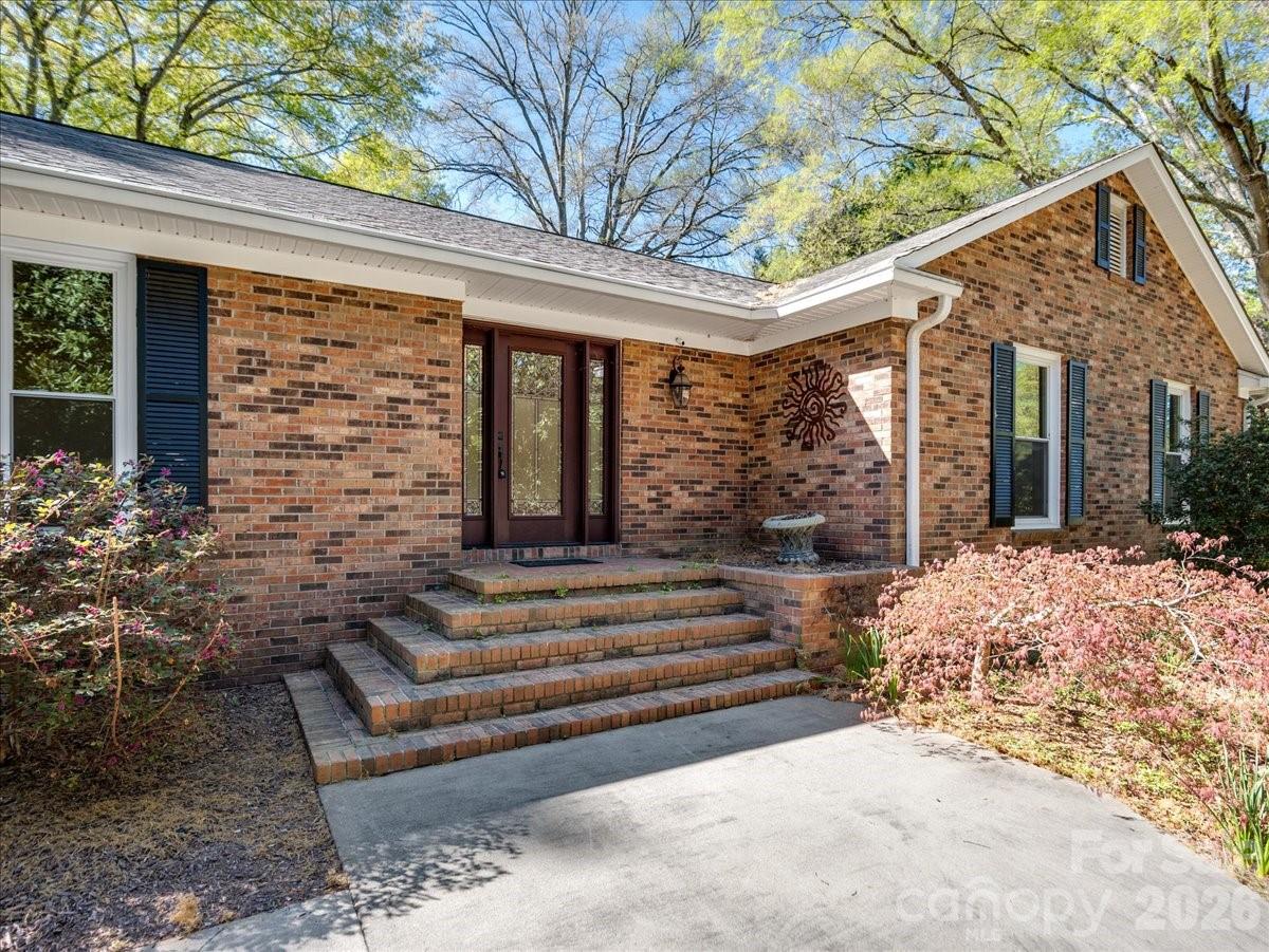 2129 James Court Property Photo 4
