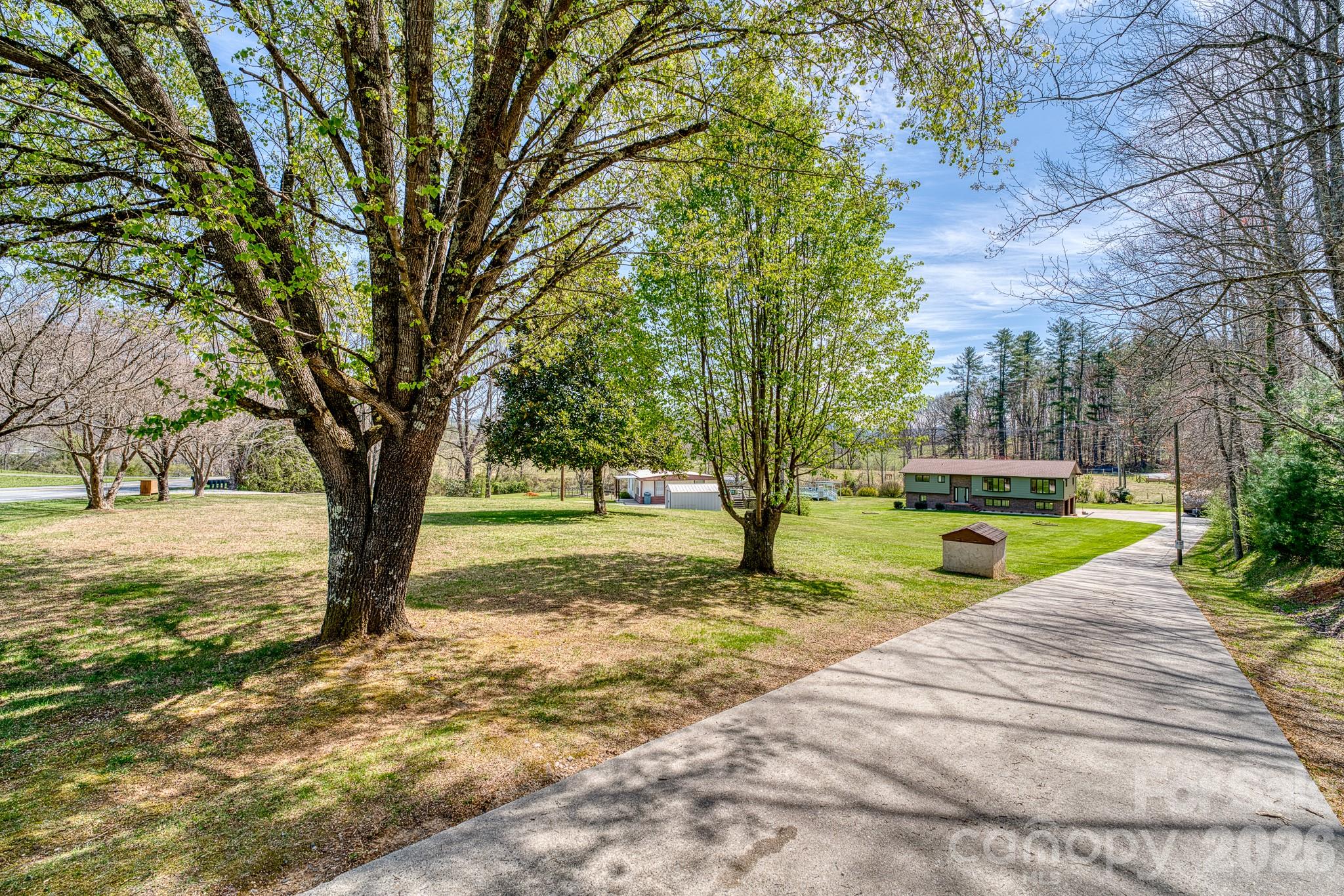 2456 Hendersonville Highway Property Photo 3