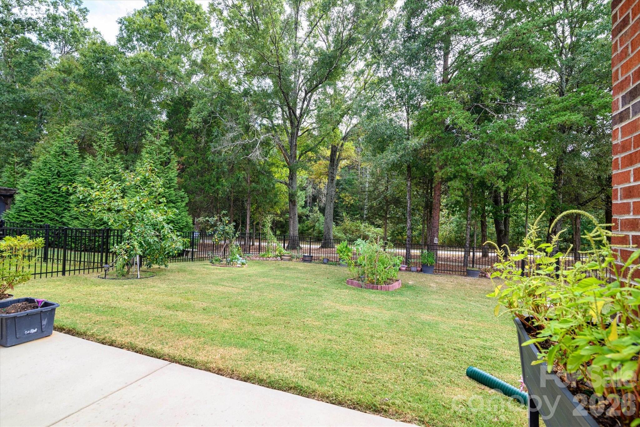 318 Willow Tree Drive Property Photo 28