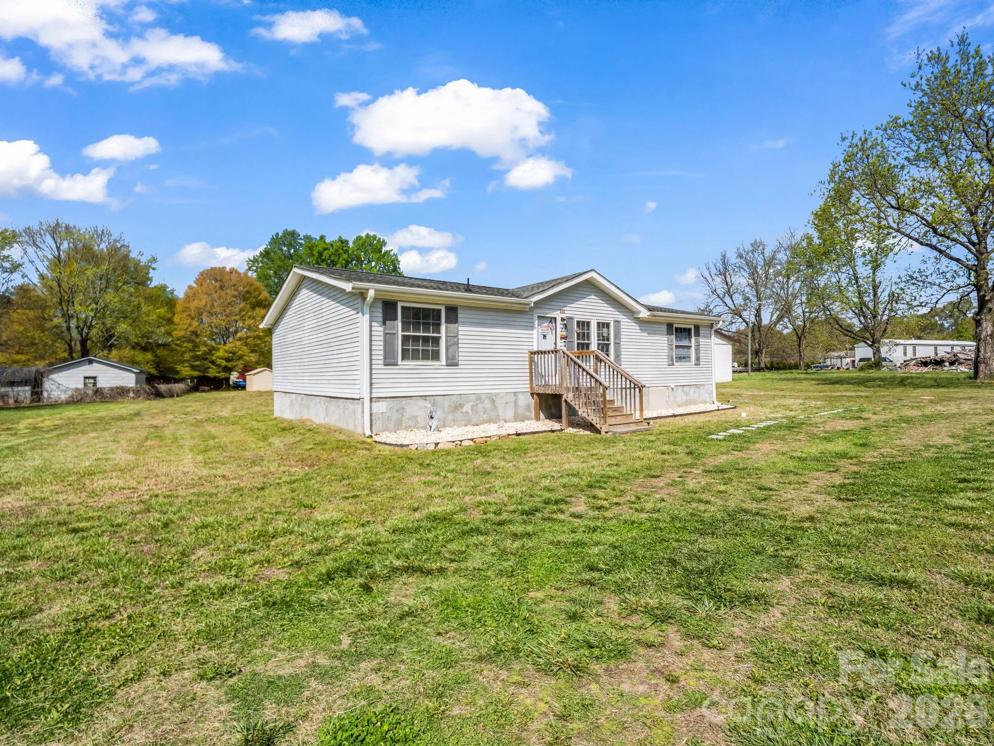 208 Oak Drive Property Photo 3