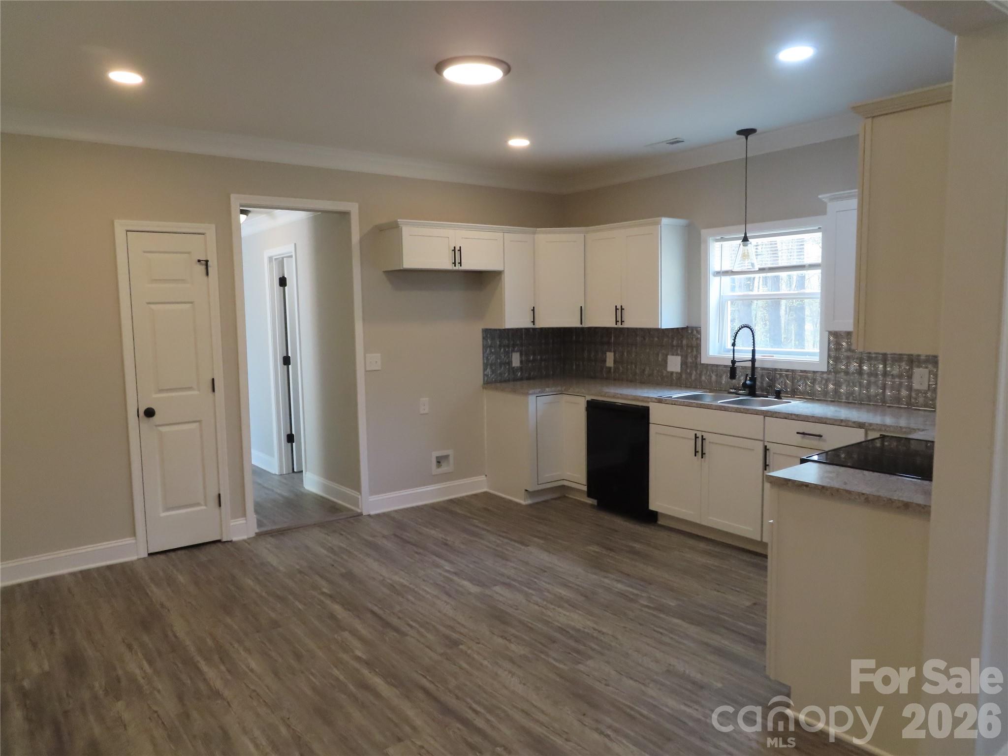 3095 Hillcrest Road Property Photo 12