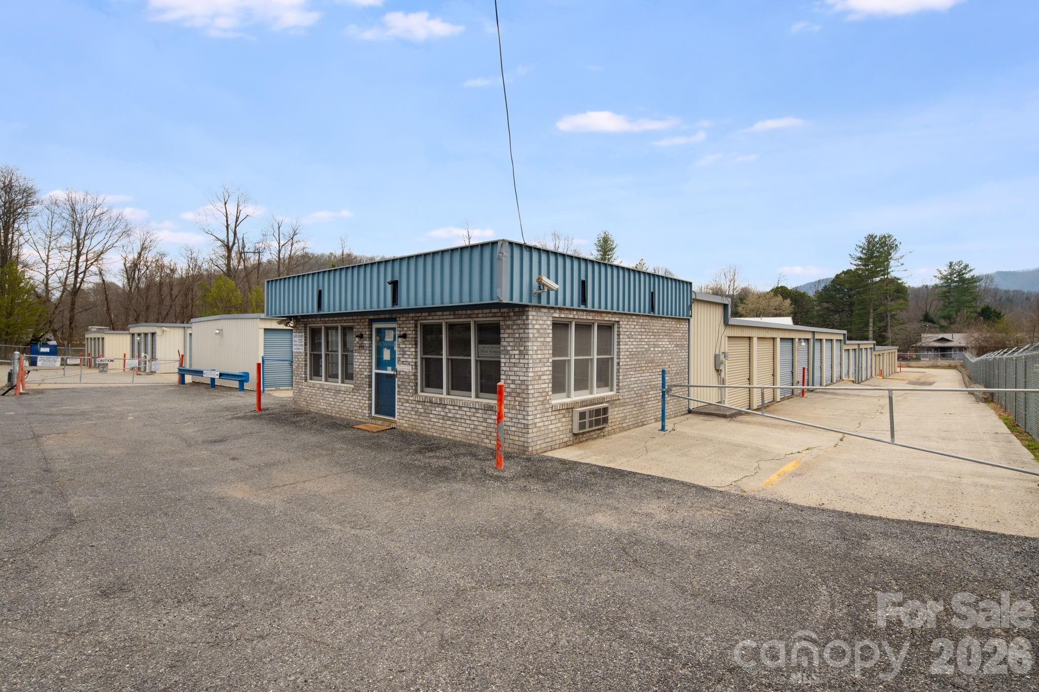 440 E State Street Property Photo 4