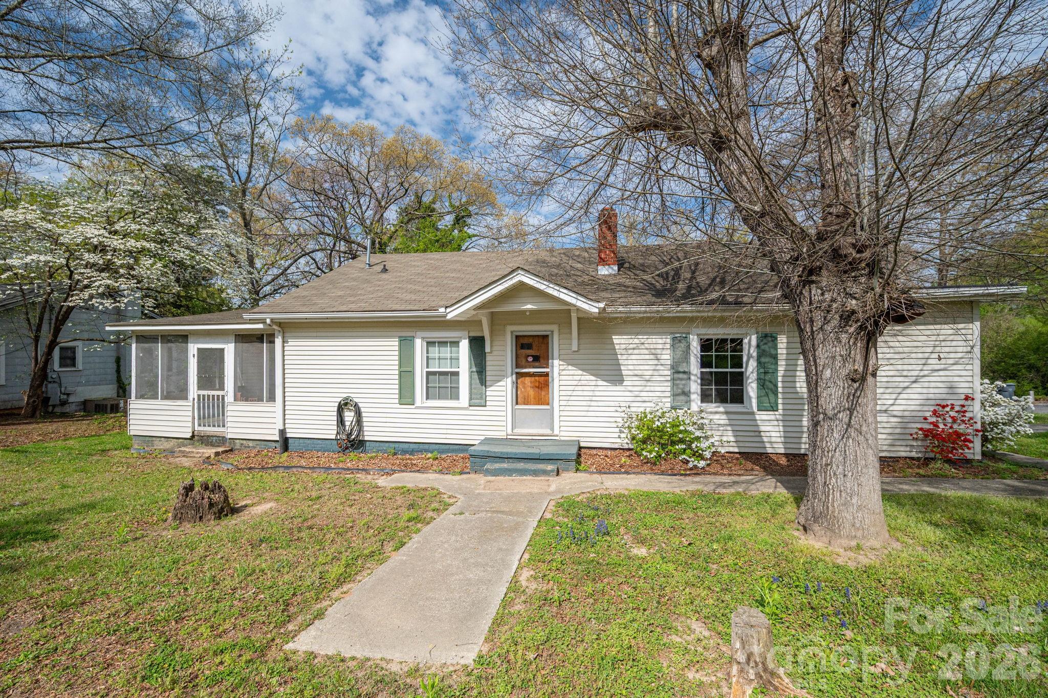 111 E Carlton Street Property Photo 1