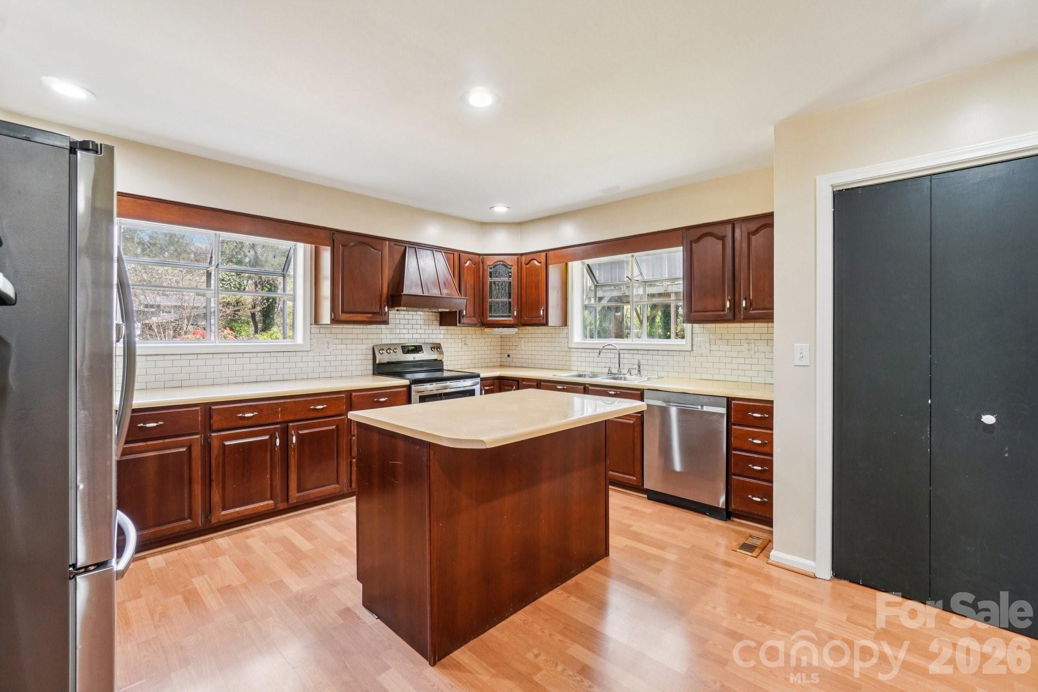 710 Heatherwood Drive Property Photo 4