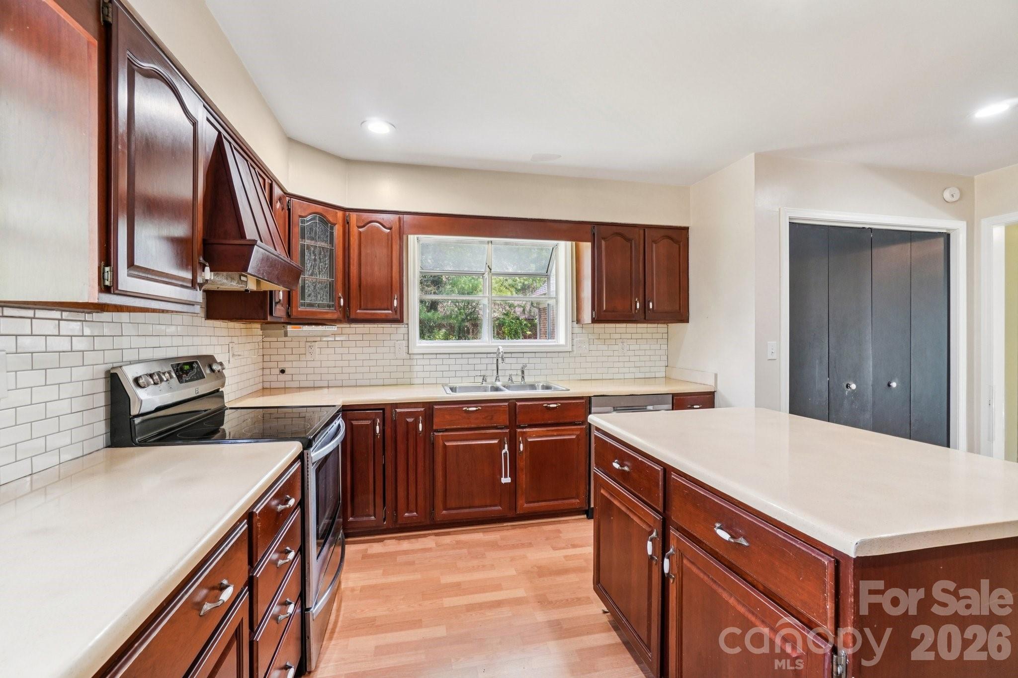 710 Heatherwood Drive Property Photo 6